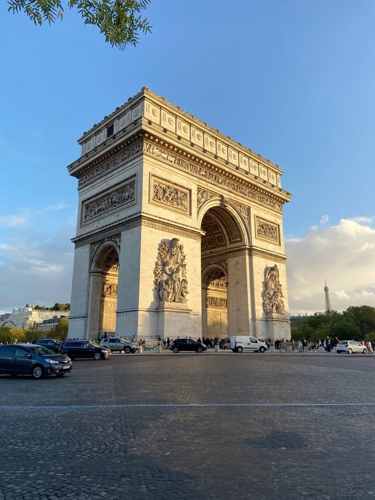 7-Day Romantic Tour for Two in Paris