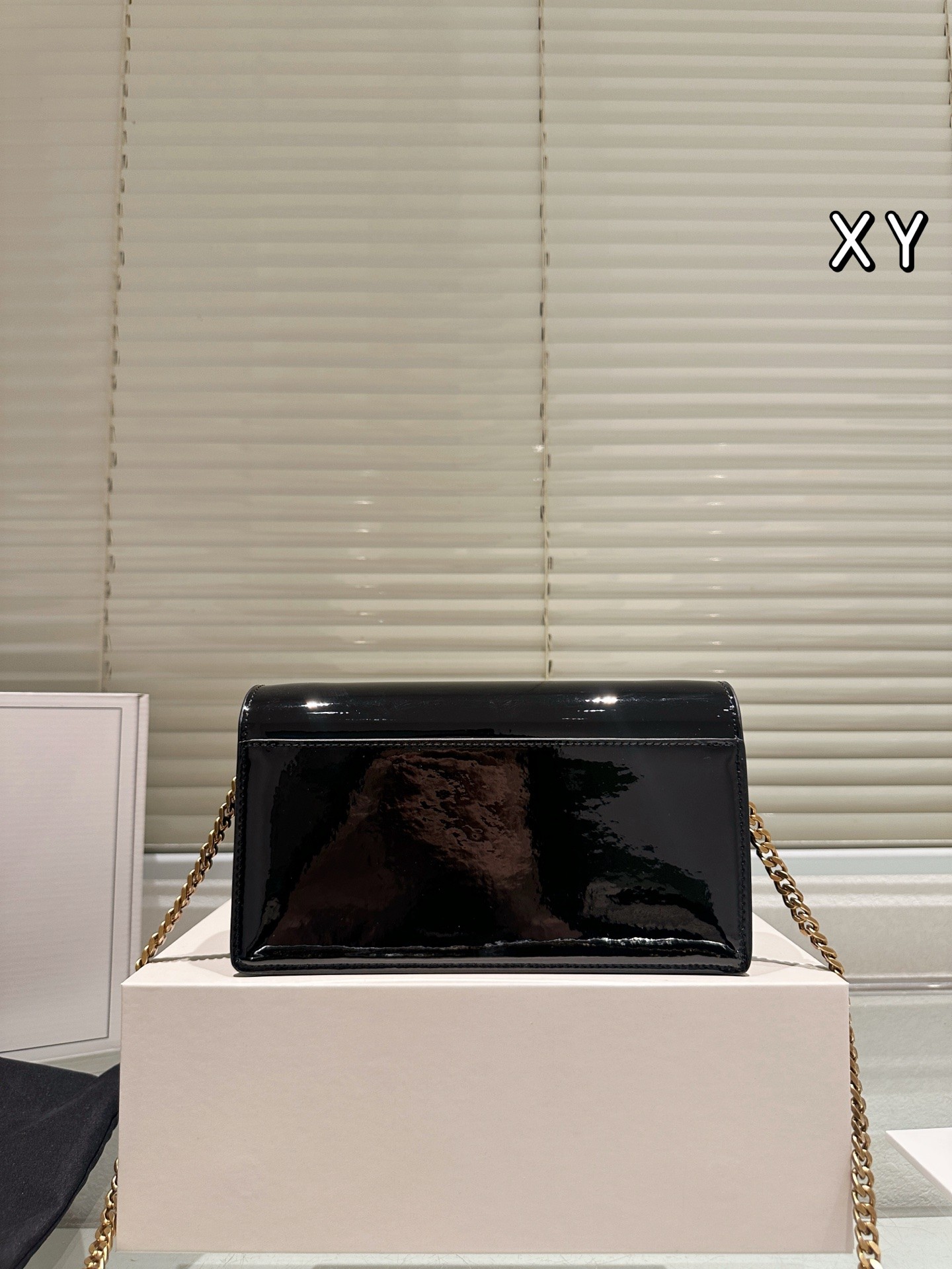 Sac à chaîne en cuir verni (Saint Laurent).