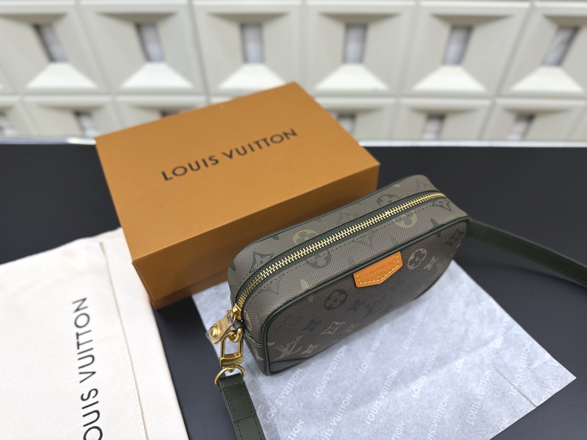 （Louis Vuitton）Trocadéro Wearable Wallet