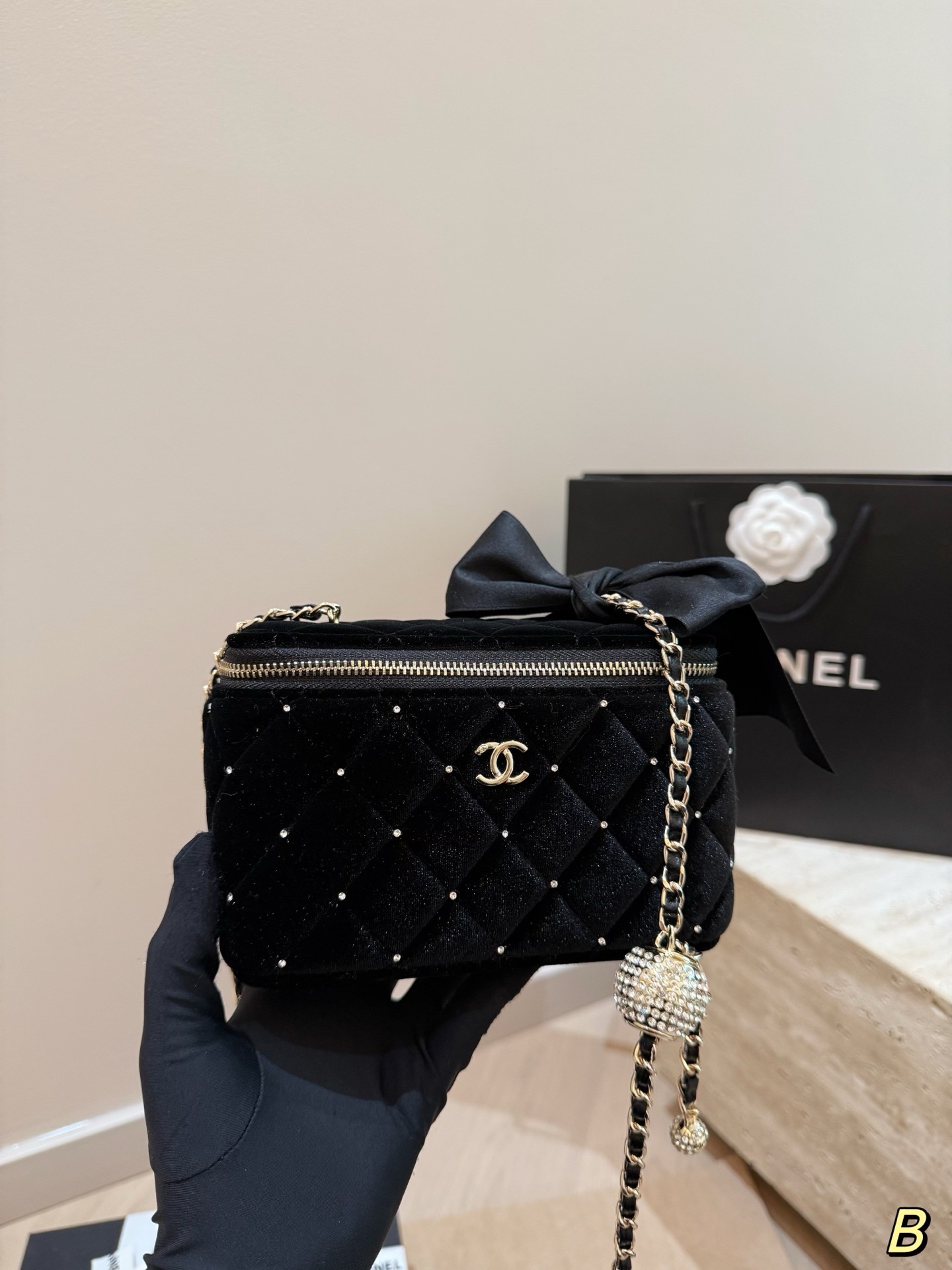 (Chanel) Chain Makeup Bag