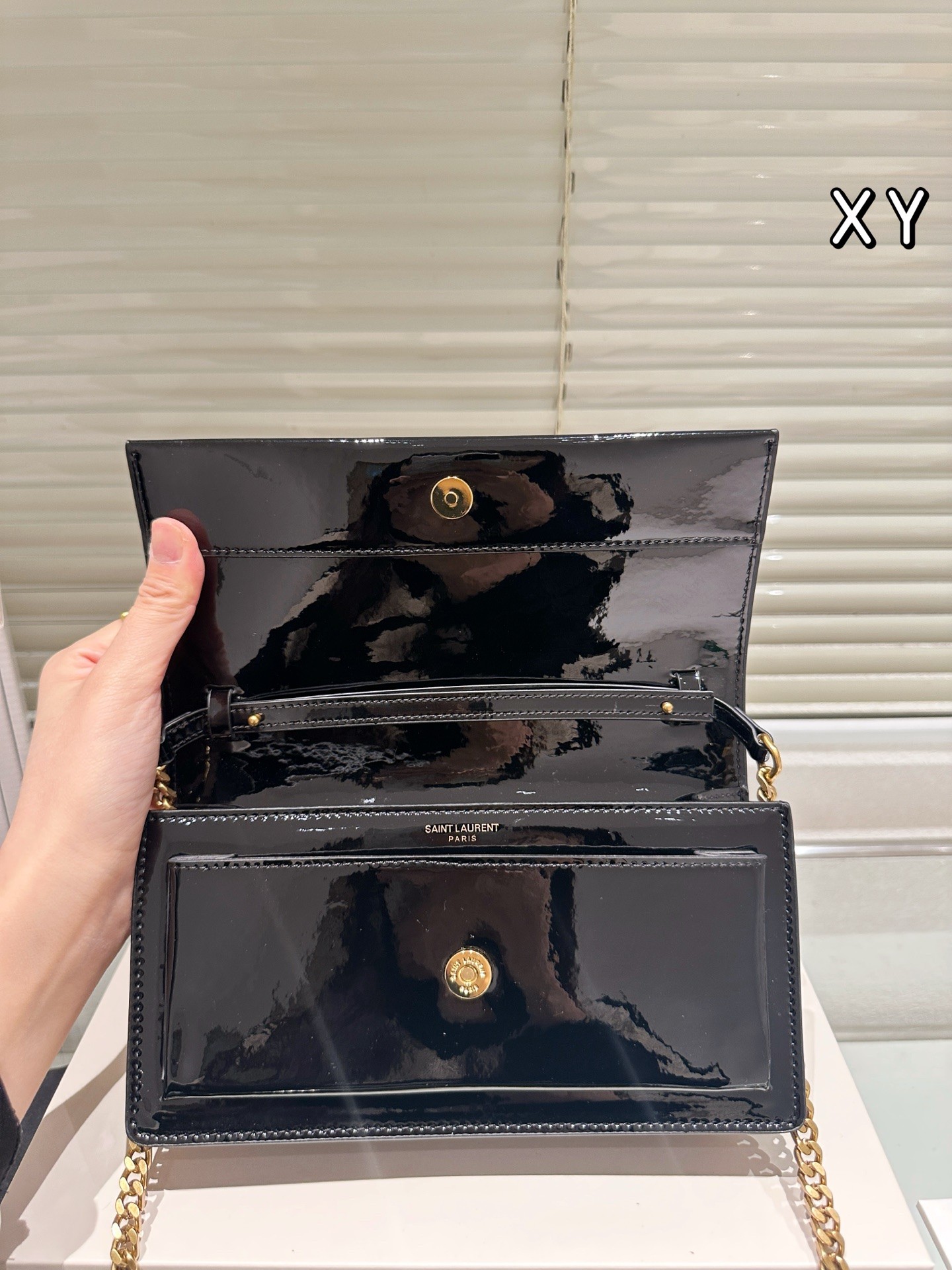 Sac à chaîne en cuir verni (Saint Laurent).