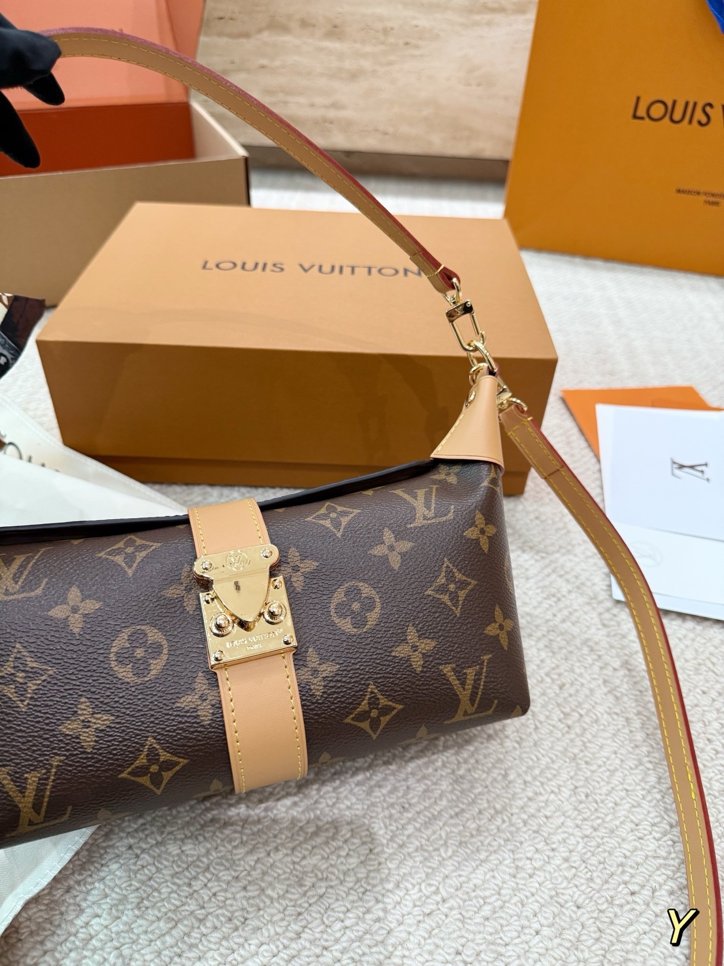 （Louis Vuitton） Pochette Mia