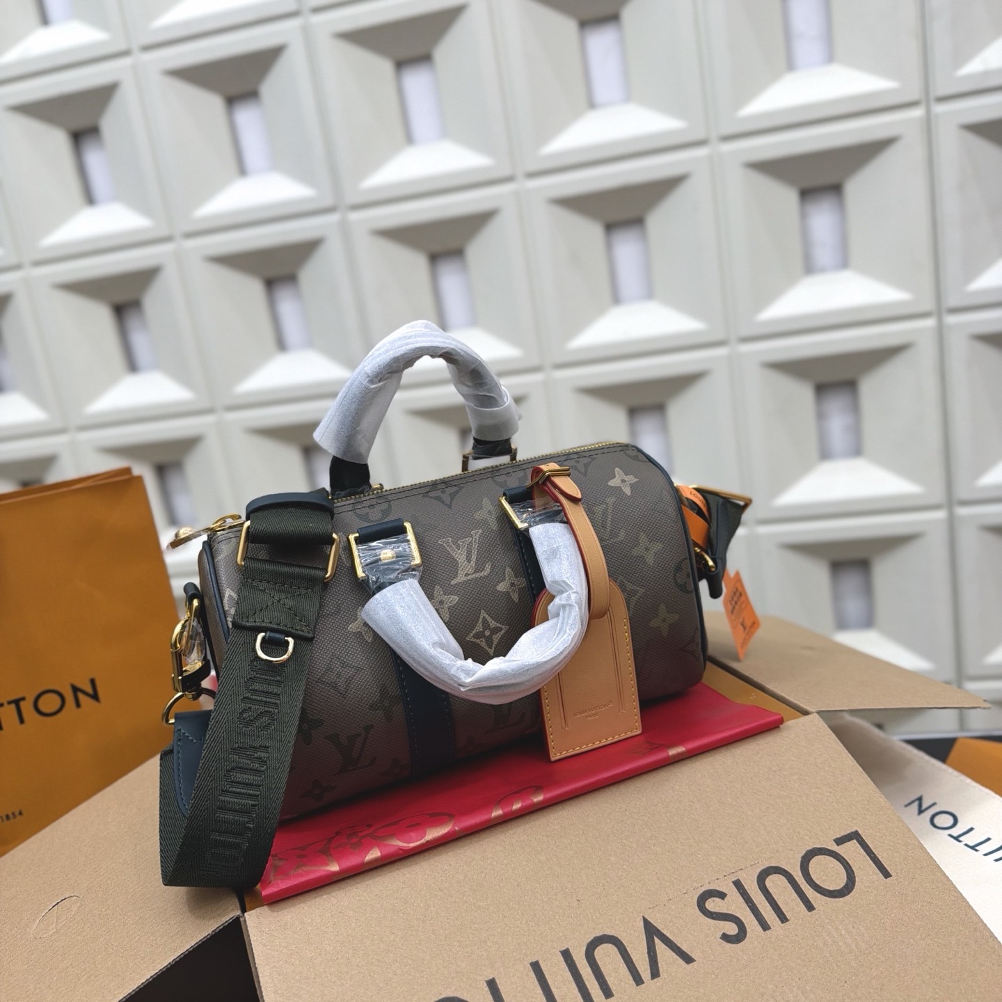 Louis Vuitton Keepall Bandoulière 25 Handbag