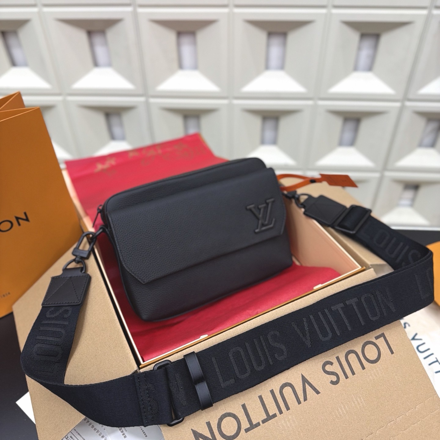 (Louis Vuitton) Fastline Messenger Bag