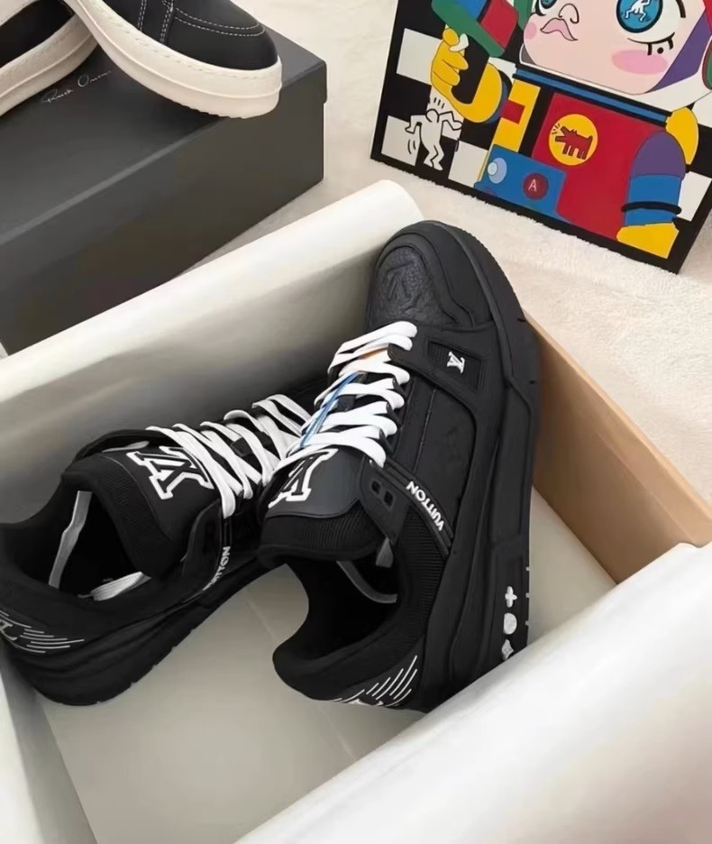 (Louis Vuitton) LV Trainer sneakers.