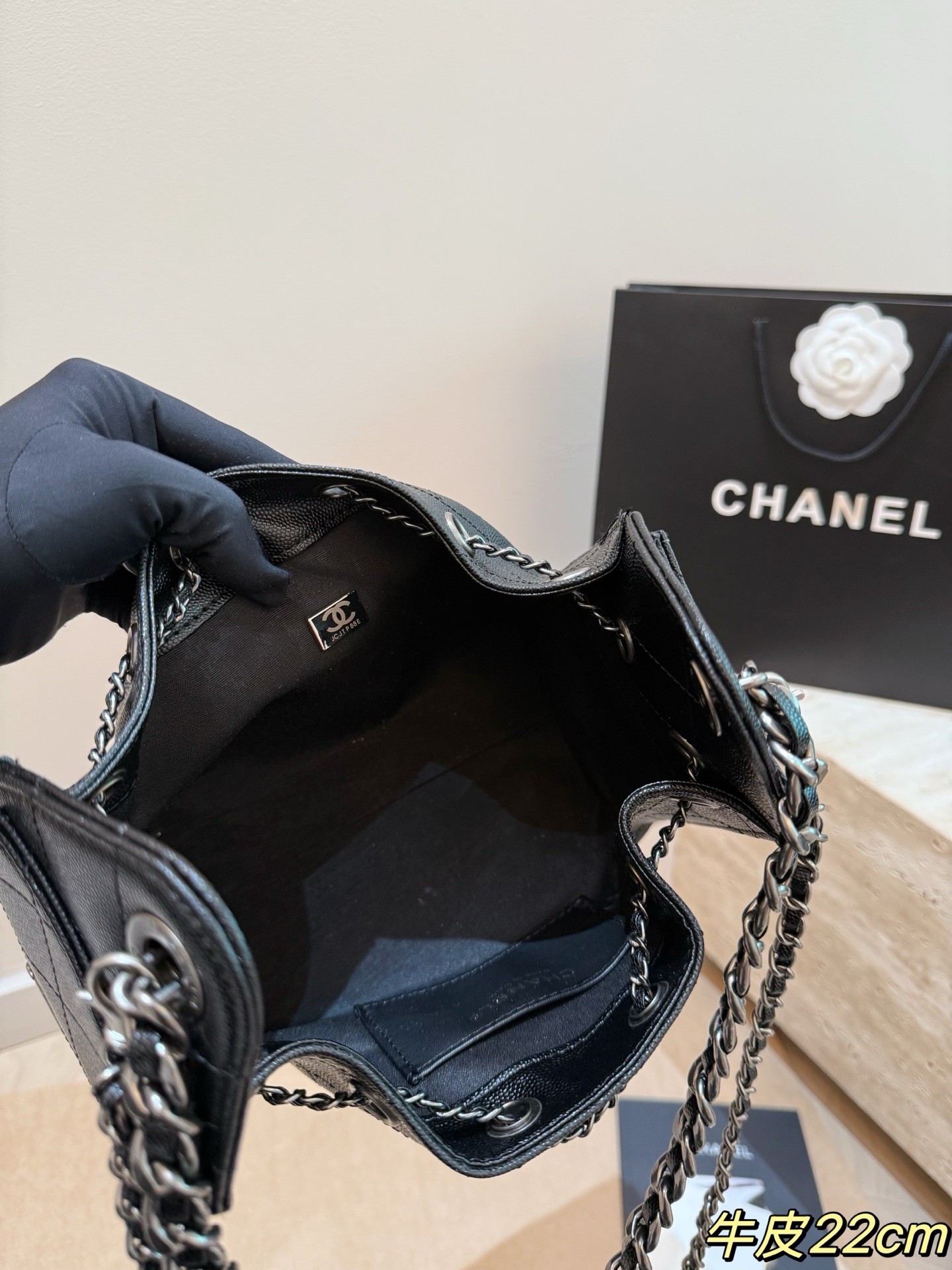 (Chanel) 22 Mini Handbag
