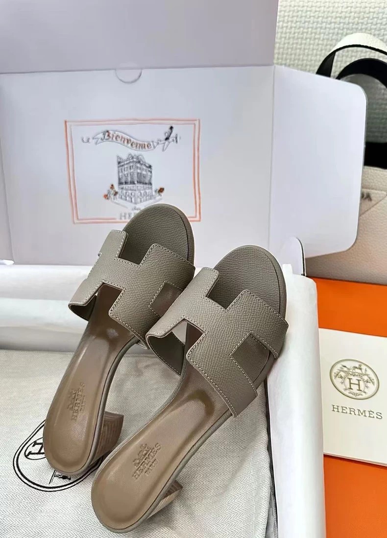 Hermès' classic Oasis sandals.