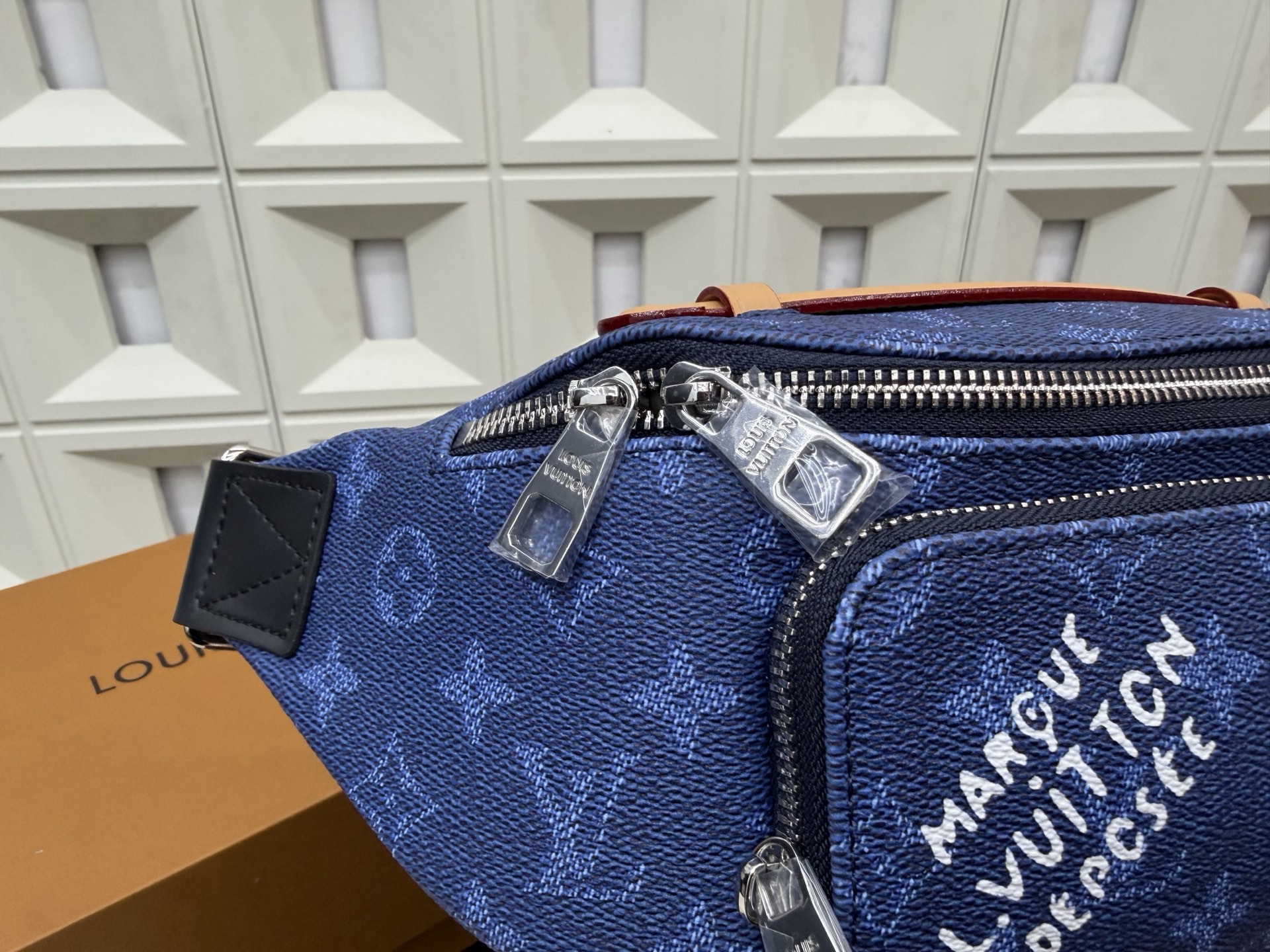 Louis Vuitton）Rush Bumbag