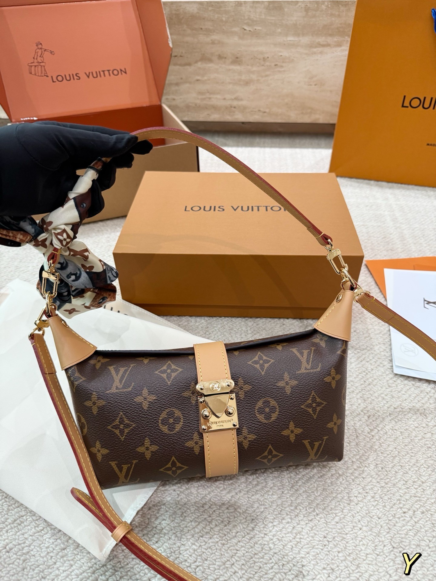 （Louis Vuitton） Pochette Mia