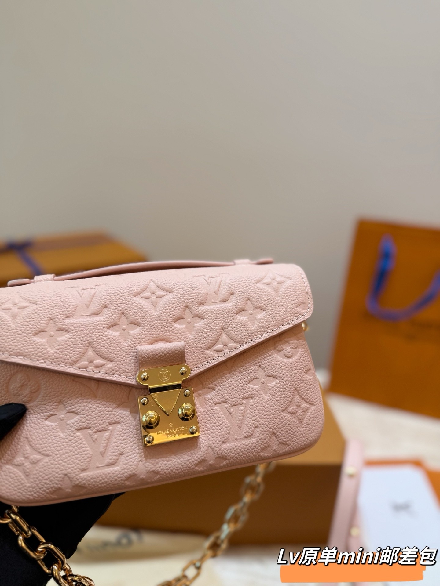 （Louis Vuitton）Pochette Métis East West