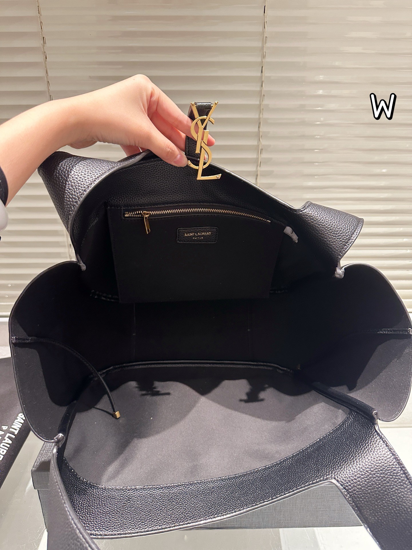 Sac cabas en cuir grainé Le 5 à 7 de Saint Laurent.