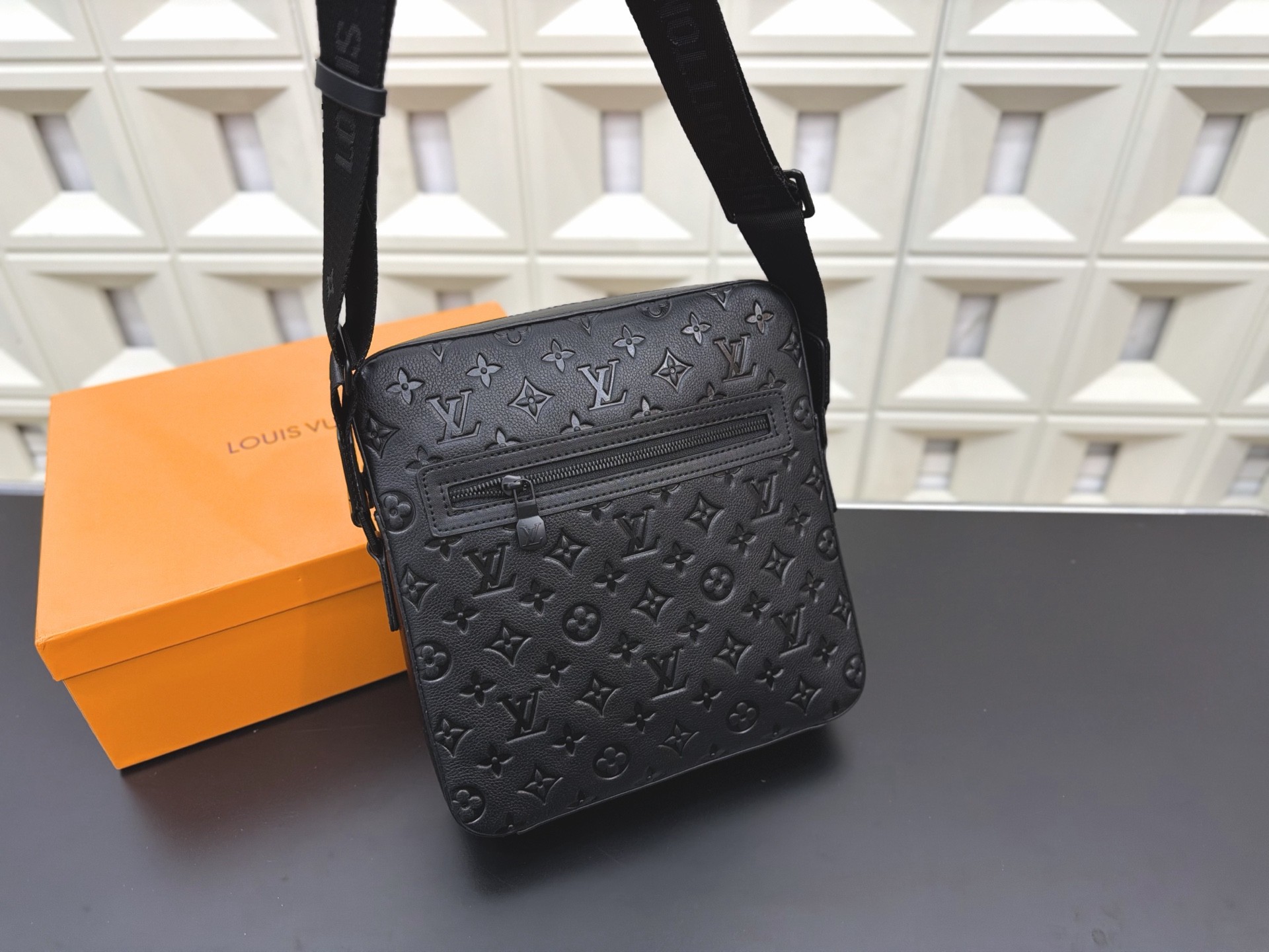 （Louis Vuitton）Trio Messenger bag