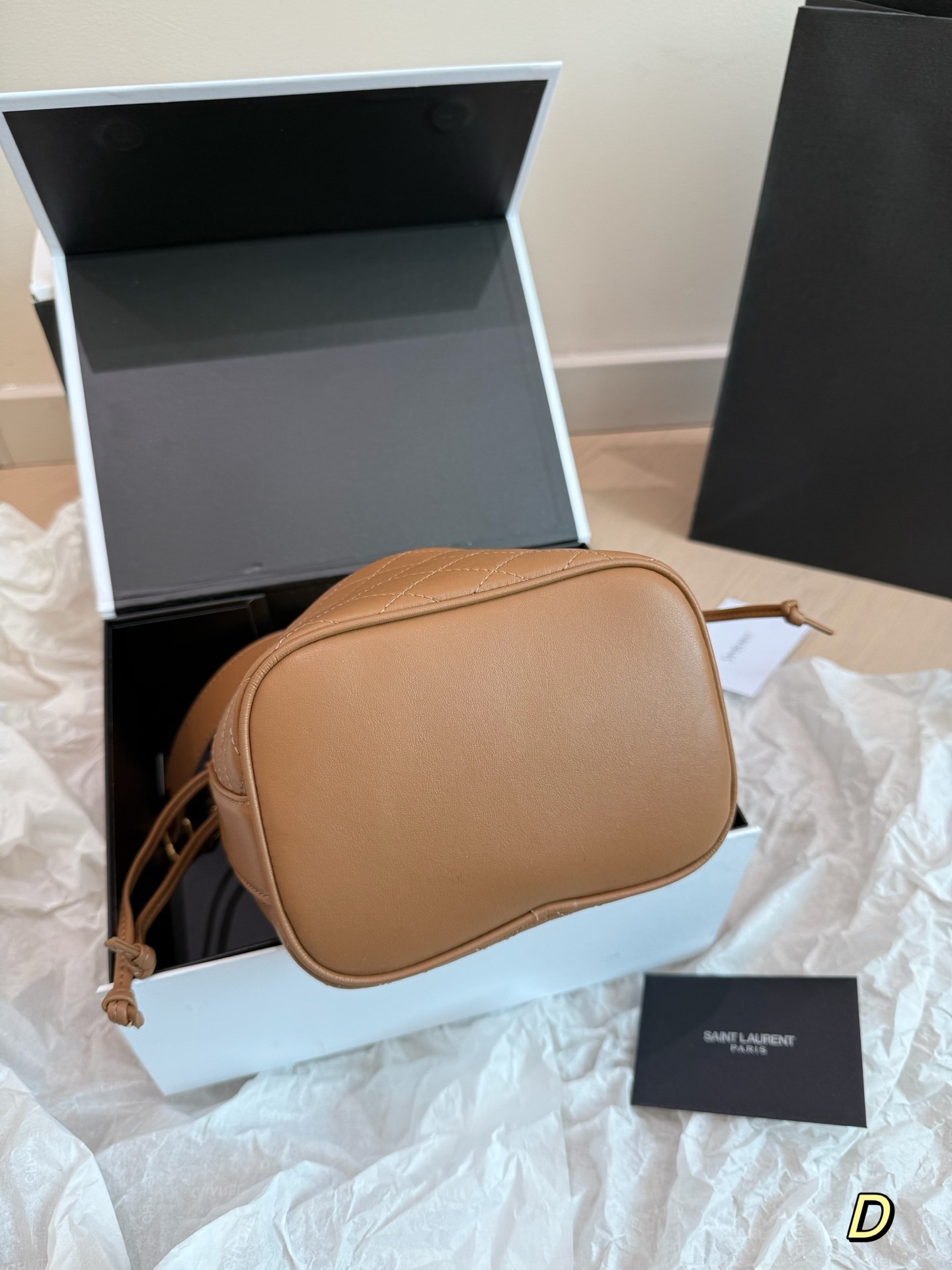 Sac seau en cuir matelassé (Saint Laurent)