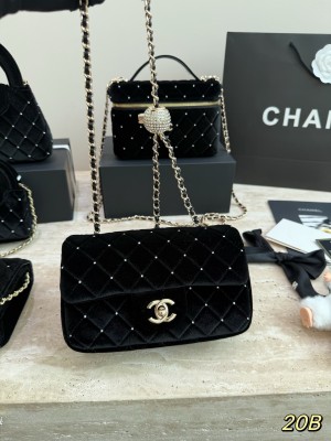 （Chanel）Sac à rabat en velours noir