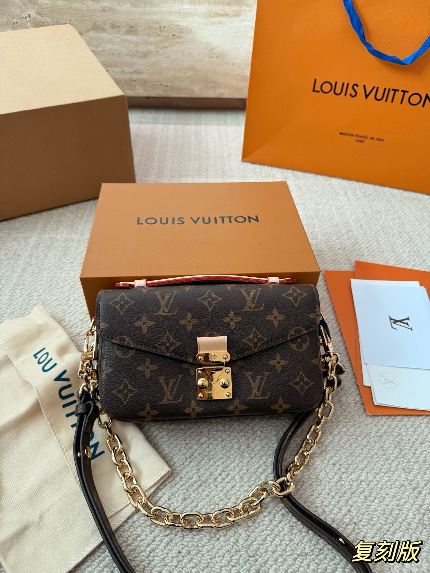 （Louis Vuitton）Pochette Métis East West