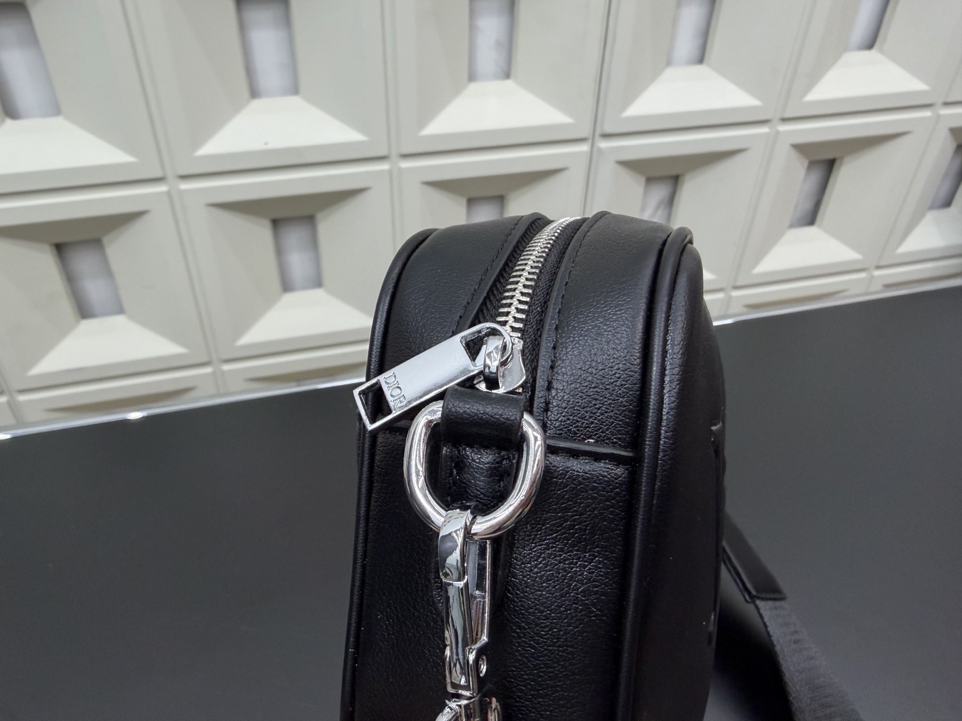 Sac à bandoulière noir Dior avec logo en relief