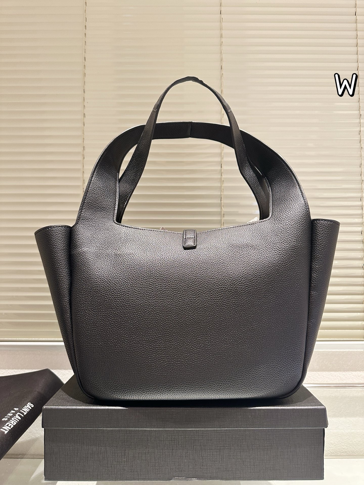 Sac cabas en cuir grainé Le 5 à 7 de Saint Laurent.