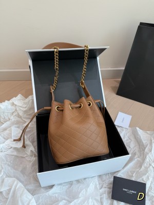 Sac seau en cuir matelassé (Saint Laurent)