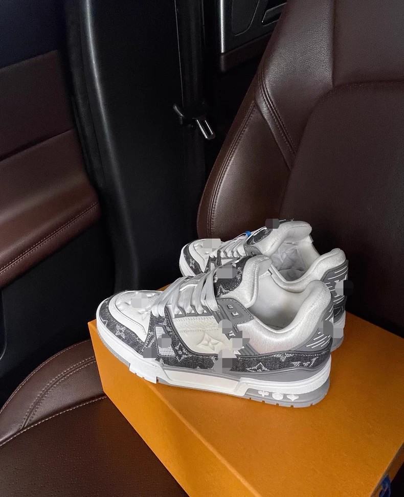 (Louis Vuitton) LV Trainer sneakers.