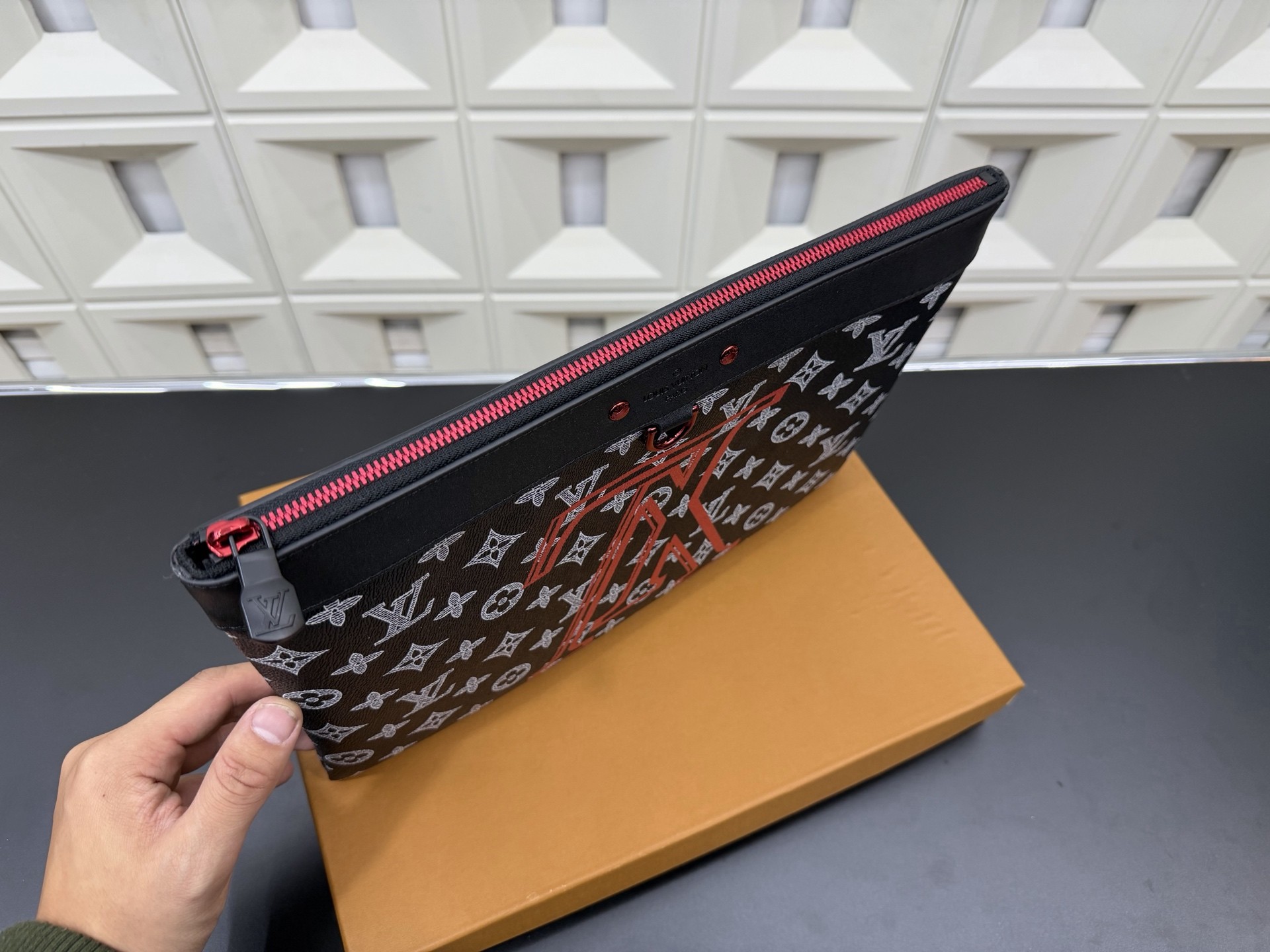 （Louis Vuitton）Monogram Ink Upside Down Pochette Apollo GM