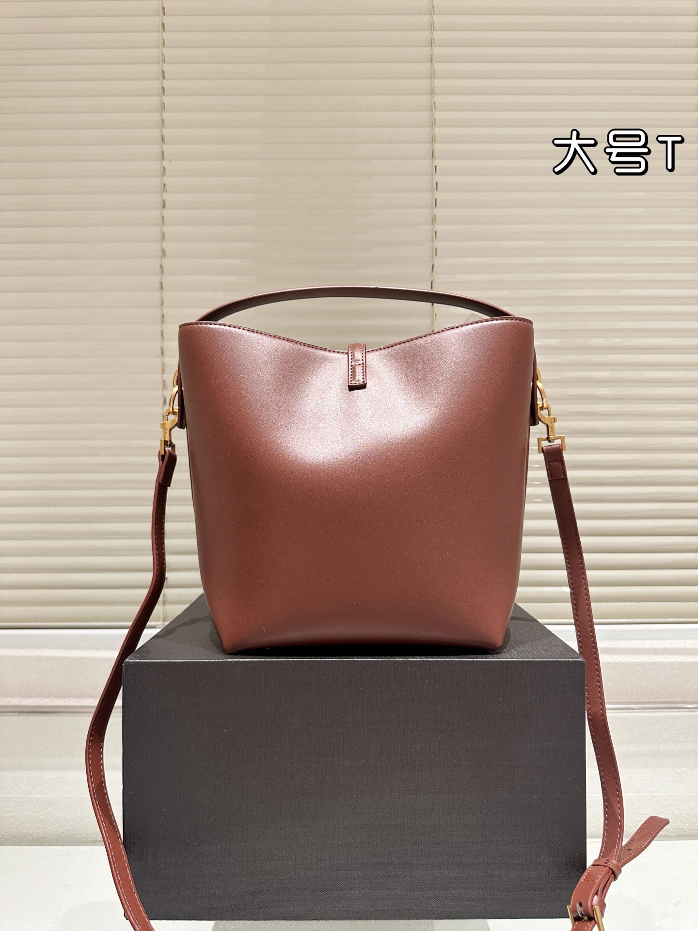 Le sac seau Le 37 d'Yves Saint Laurent