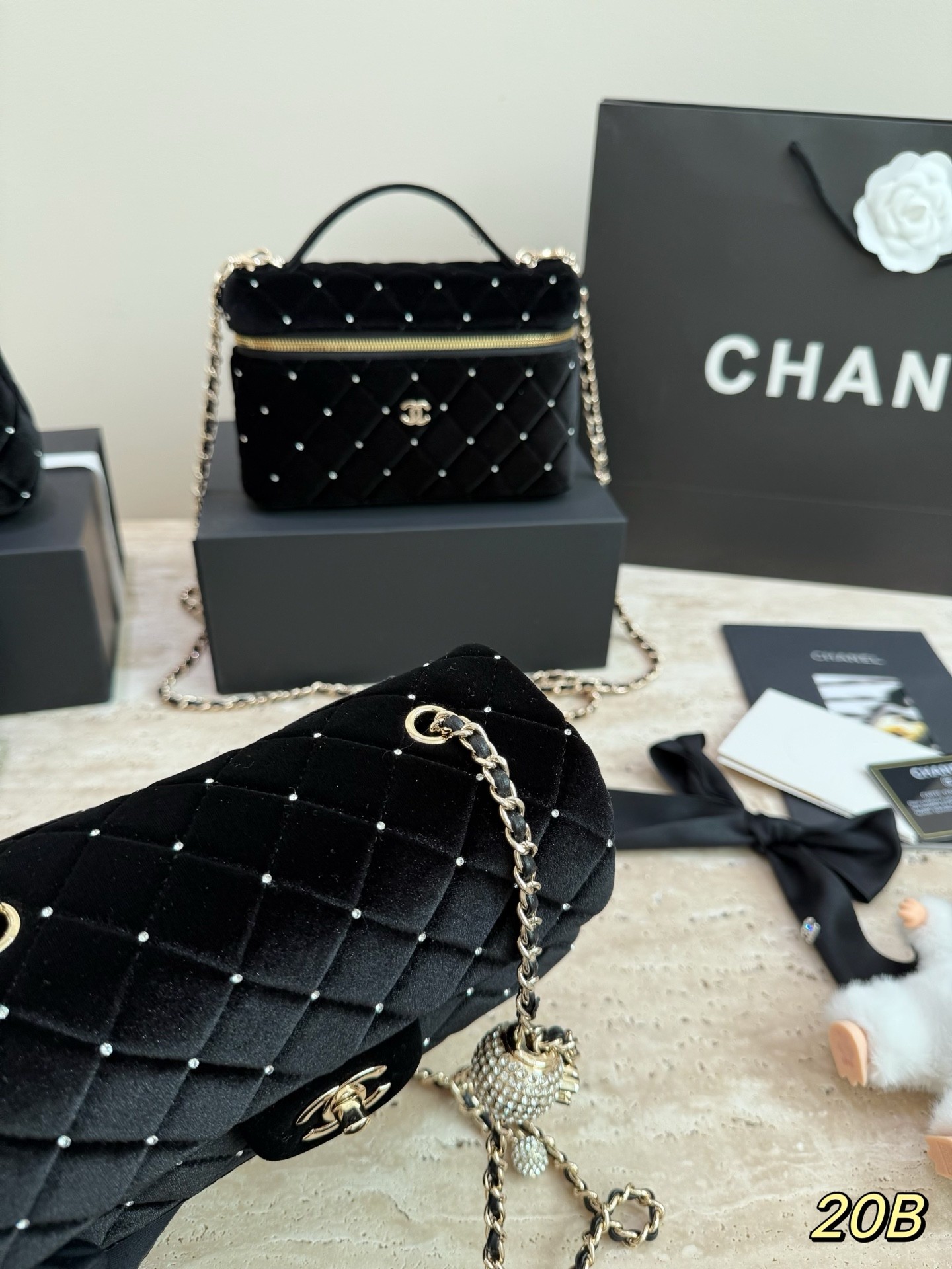 （Chanel）Sac à rabat en velours noir