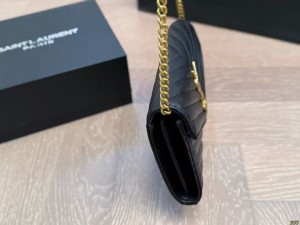 Cassandre Enveloppe d'Yves Saint Laurent