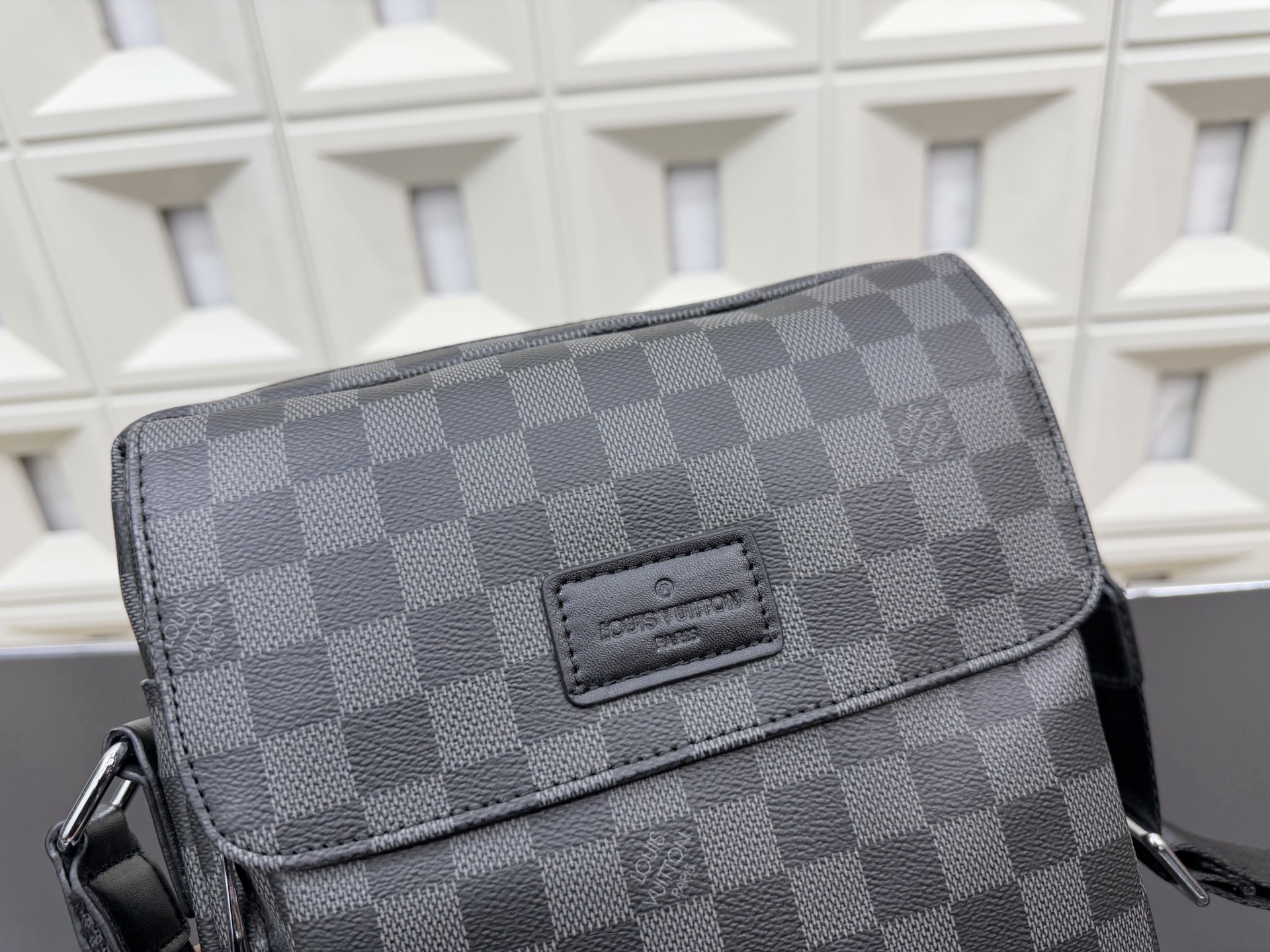 (Louis Vuitton) District PM