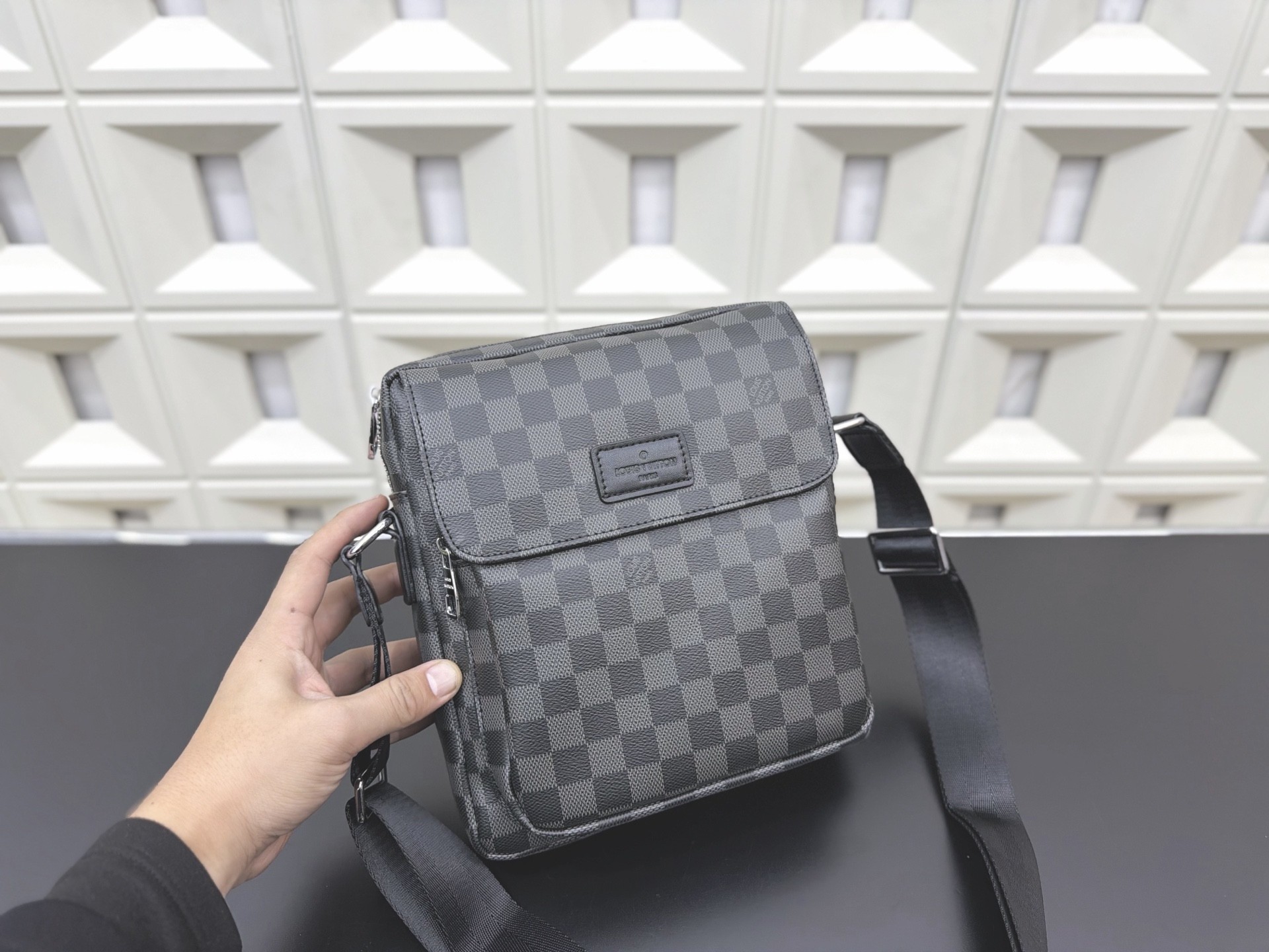 (Louis Vuitton) District PM