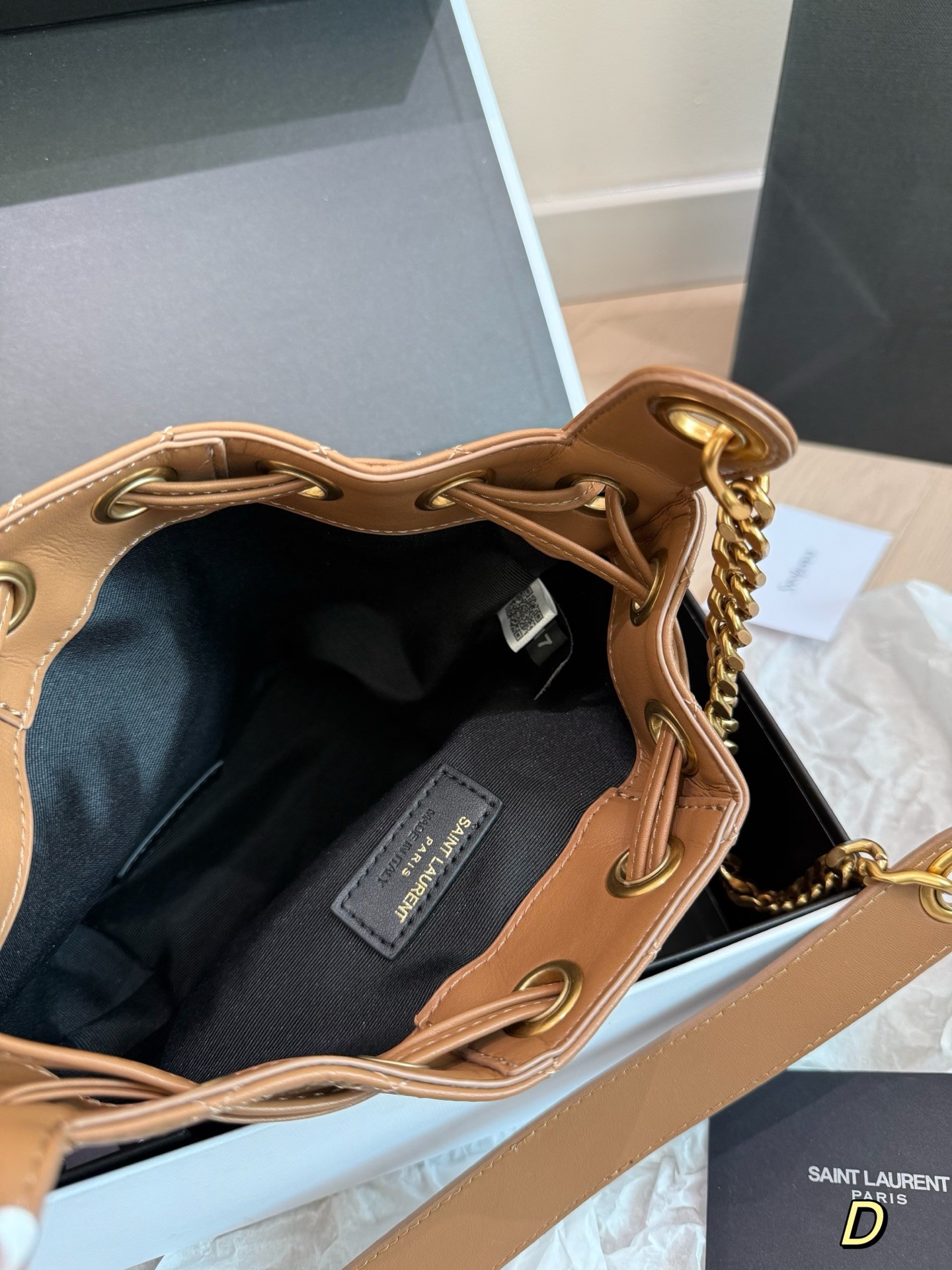 Sac seau en cuir matelassé (Saint Laurent)