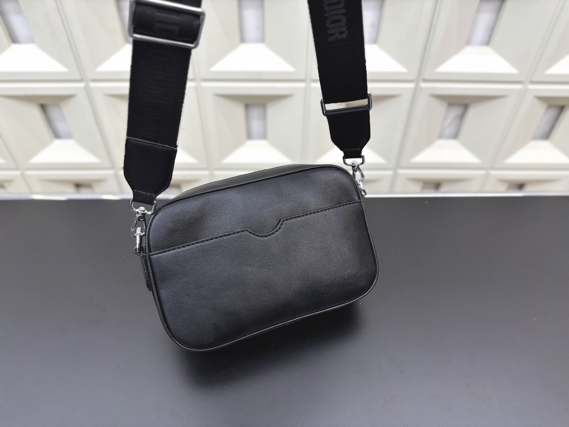 Sac à bandoulière noir Dior avec logo en relief