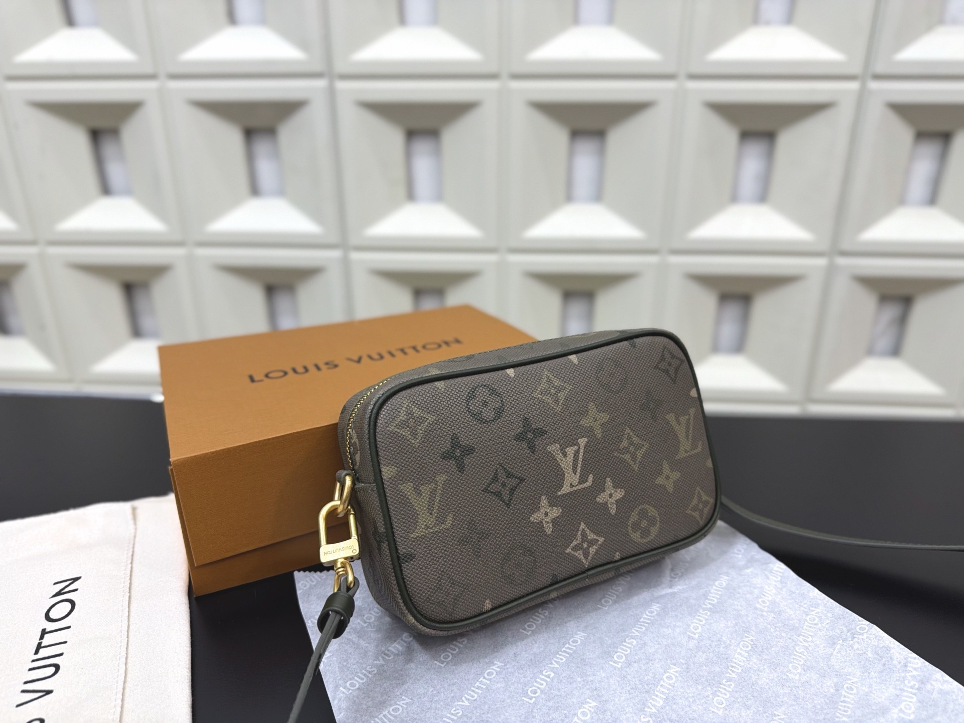 （Louis Vuitton）Trocadéro Wearable Wallet