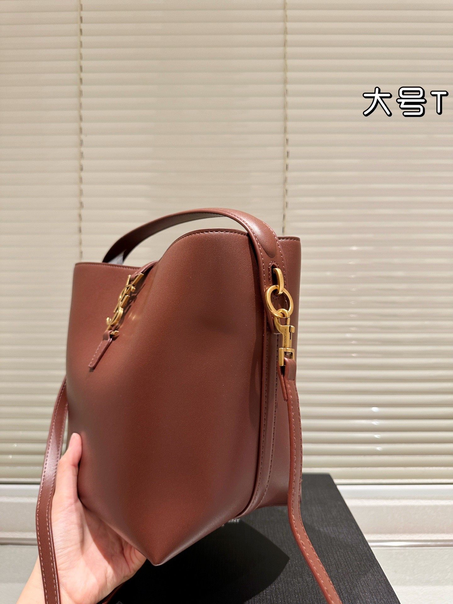 Le sac seau Le 37 d'Yves Saint Laurent