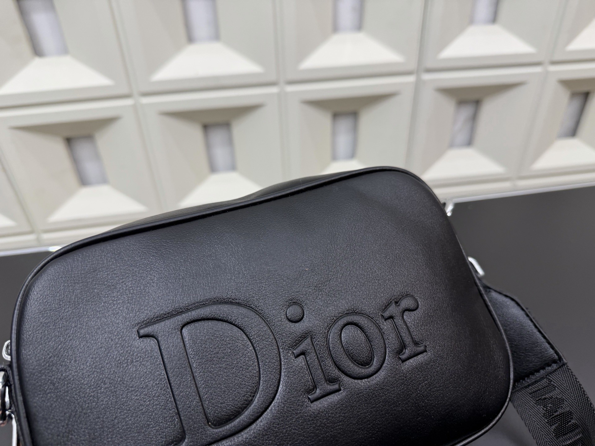 Sac à bandoulière noir Dior avec logo en relief