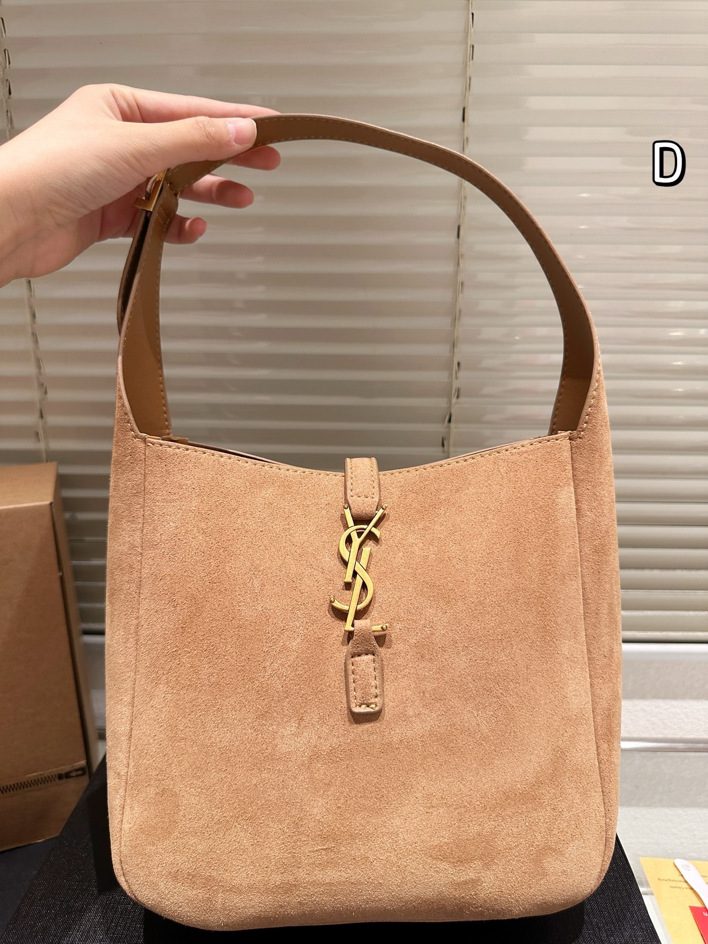 Sac à bandoulière en daim souple de la collection Le 5 à 7 d'Yves Saint Laurent