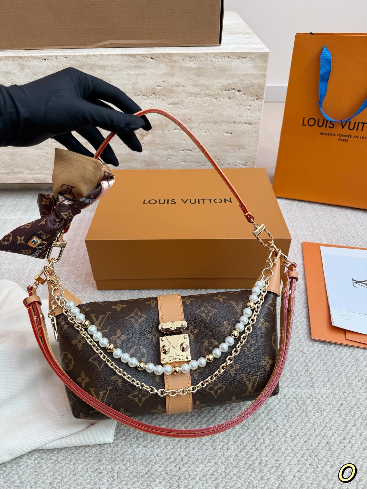 （Louis Vuitton）Pochette Mia