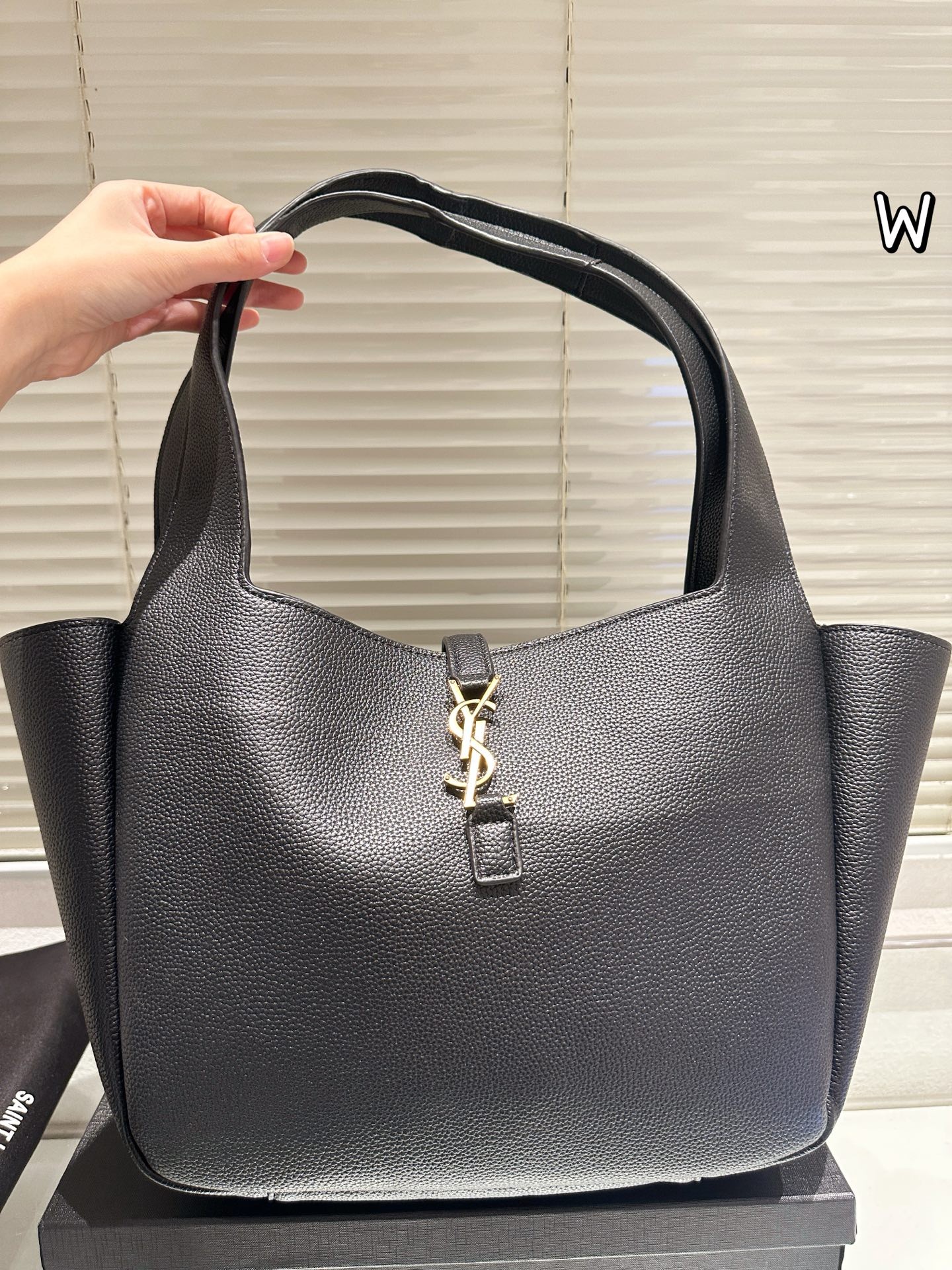 Sac cabas en cuir grainé Le 5 à 7 de Saint Laurent.