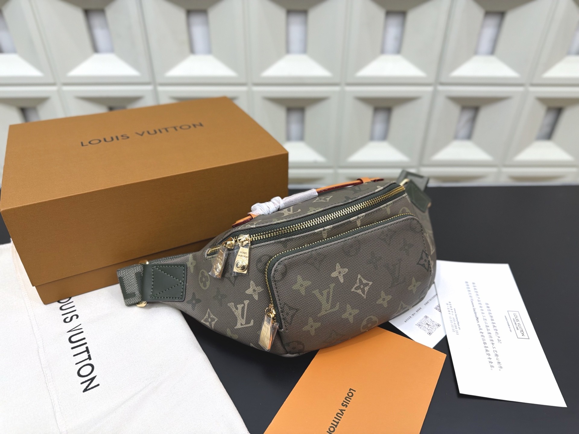 Sac banane Louis Vuitton