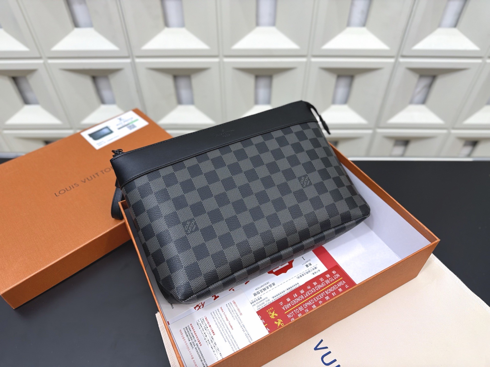（Louis Vuitton）Pochette Voyage