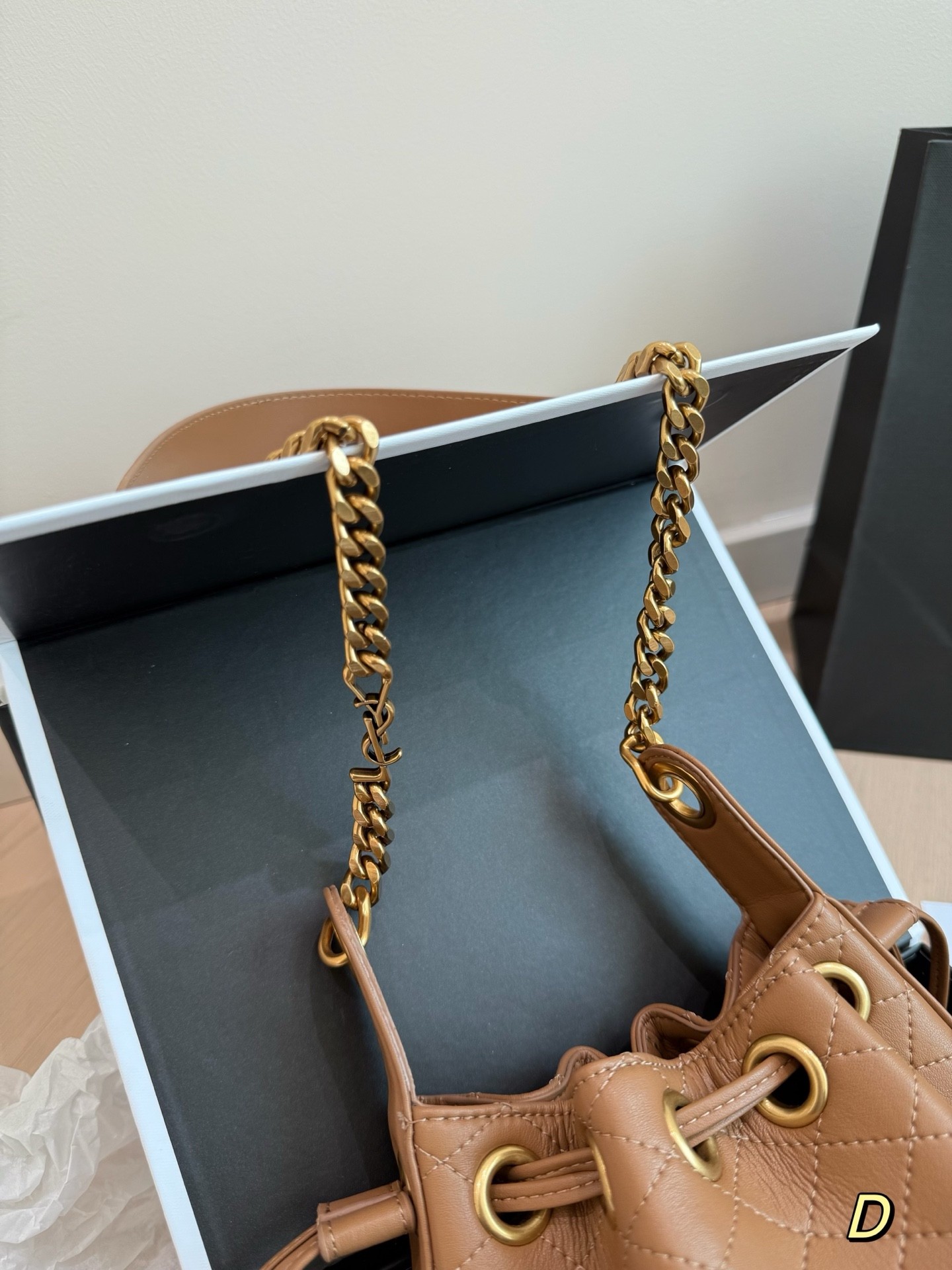 Sac seau en cuir matelassé (Saint Laurent)