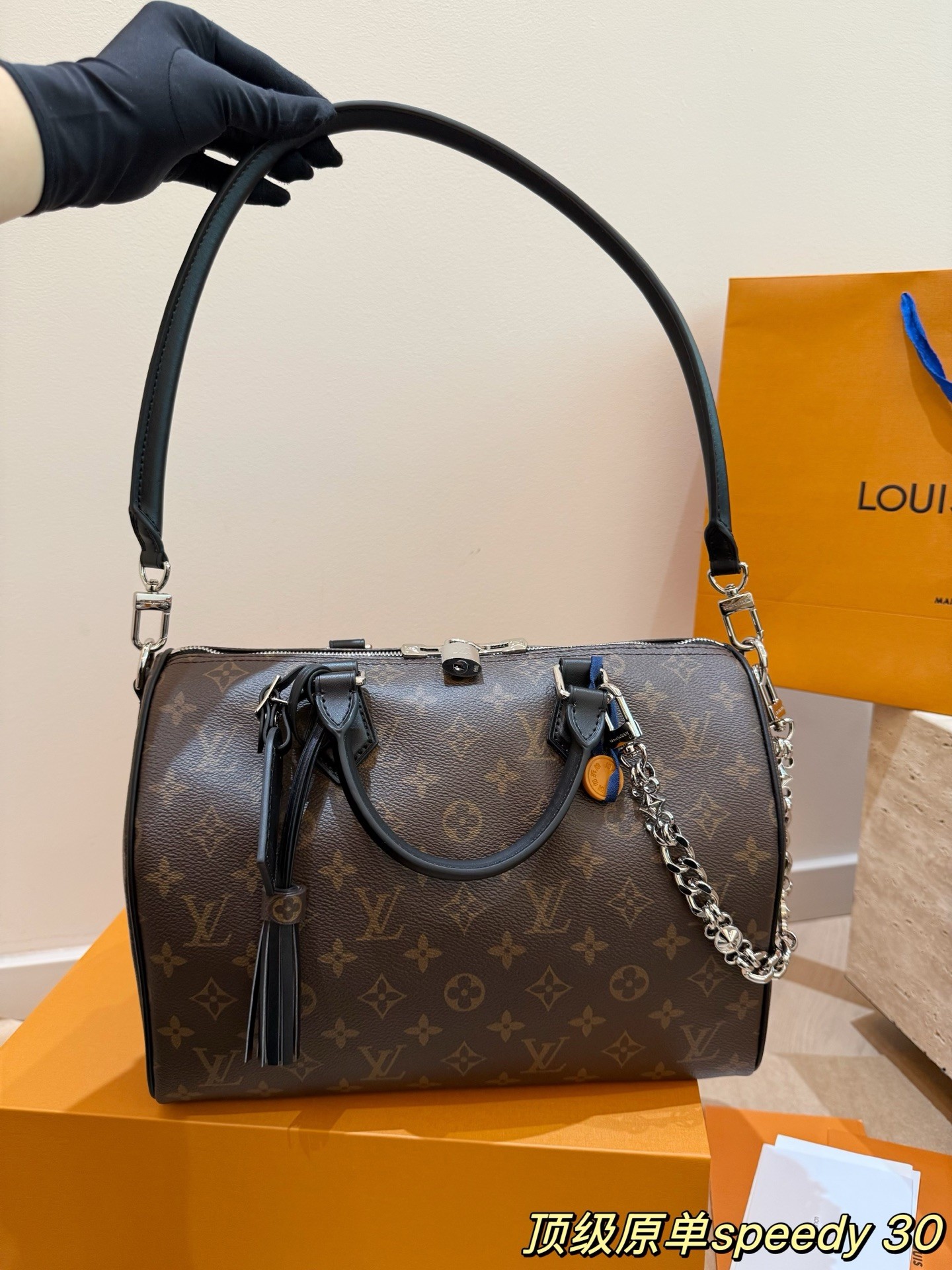 （Louis Vuitton） Speedy Soft 30 Dark。
