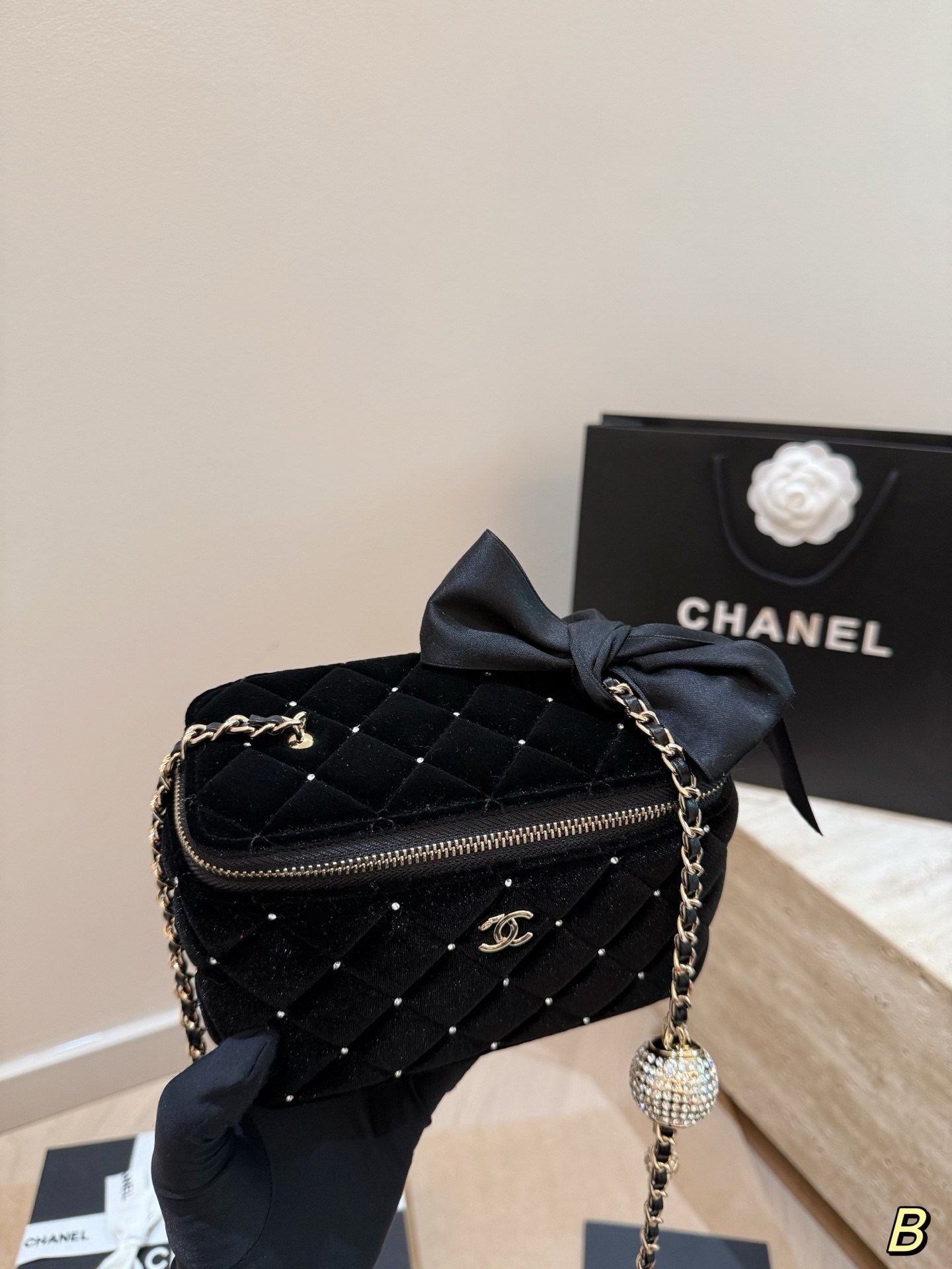 (Chanel) Chain Makeup Bag