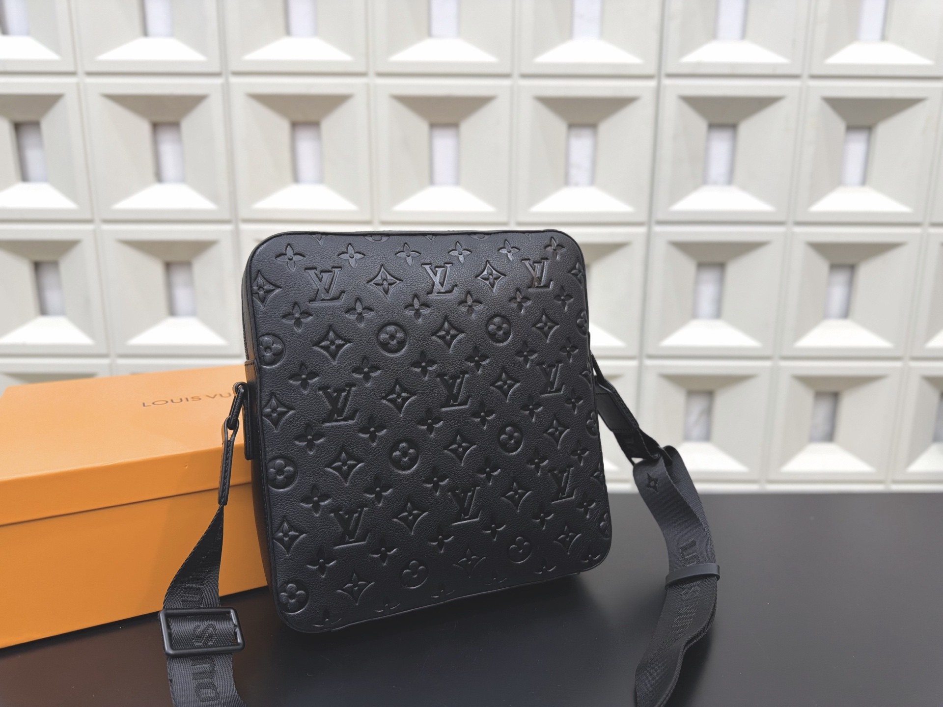 （Louis Vuitton）Trio Messenger bag