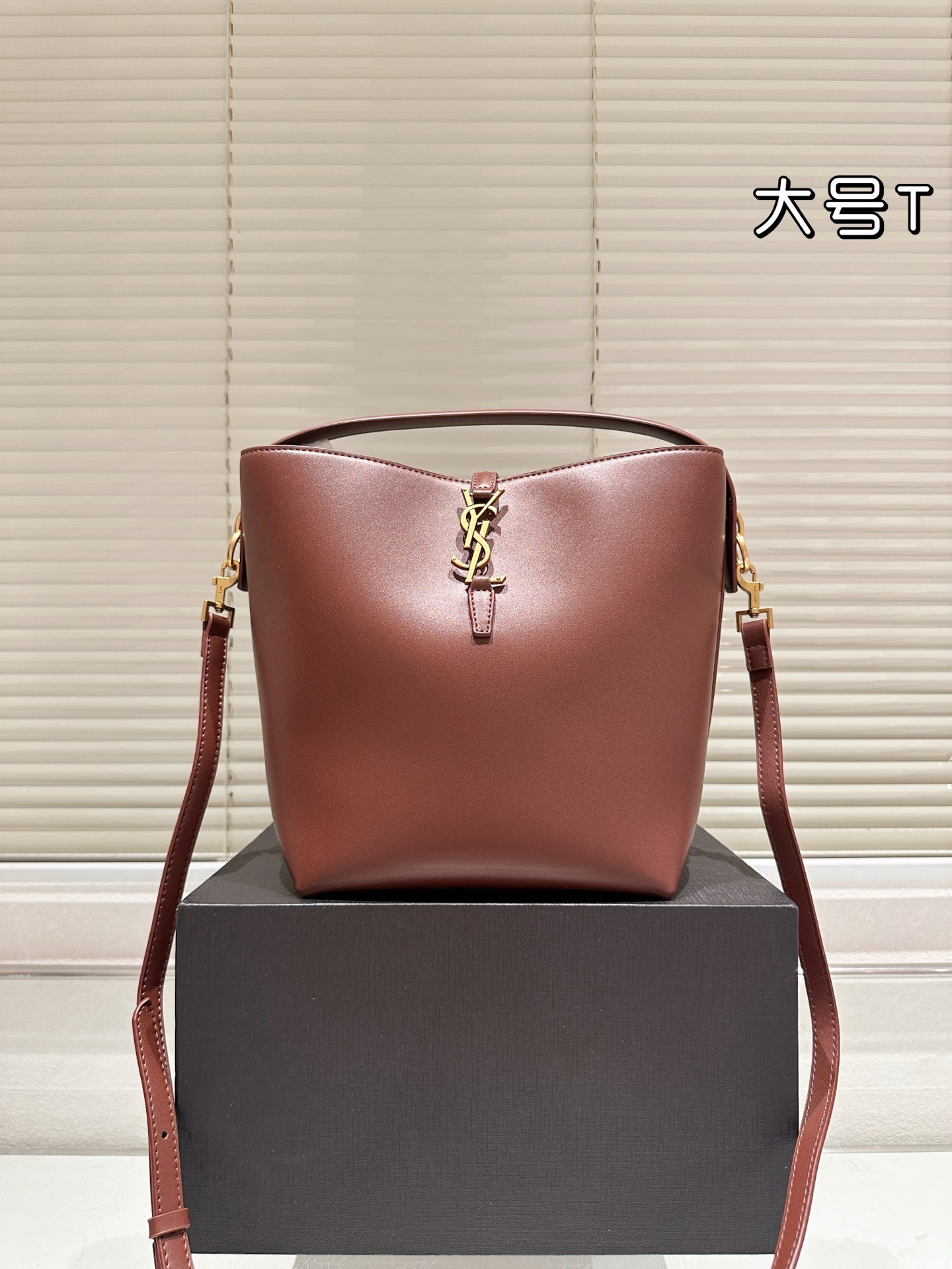 Le sac seau Le 37 d'Yves Saint Laurent