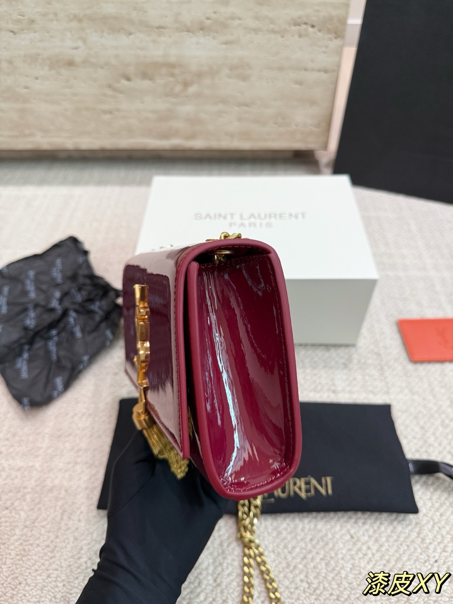 Sac à chaîne mini Kate en cuir verni Saint Laurent.