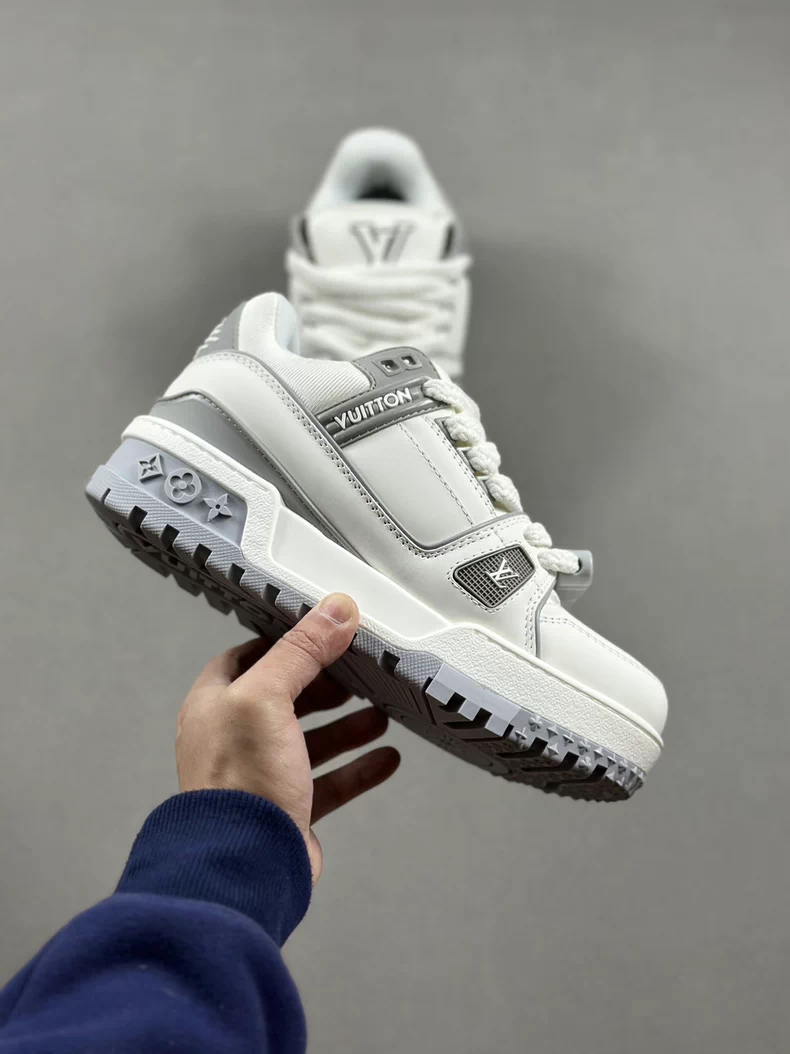 (Louis Vuitton) LV Trainer Maxi sneakers.