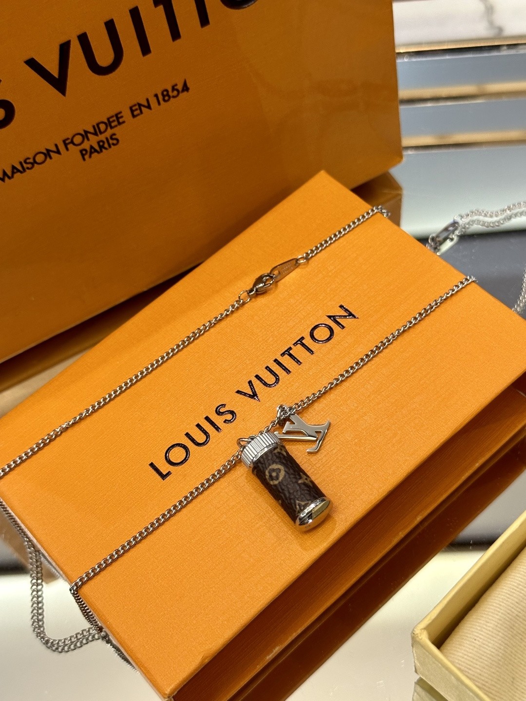 （Louis Vuitton）Monogram Eclipse