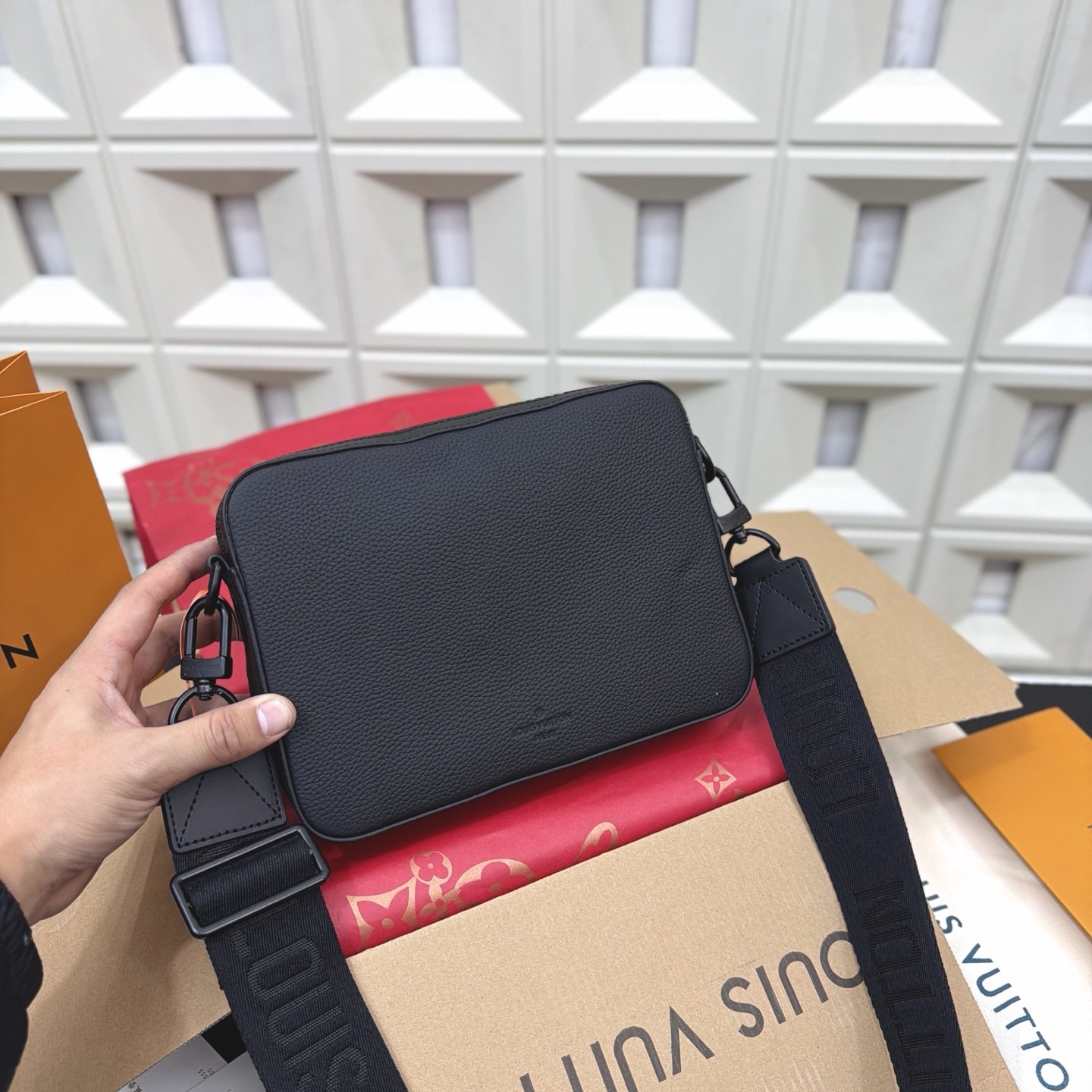 (Louis Vuitton) Fastline Messenger Bag