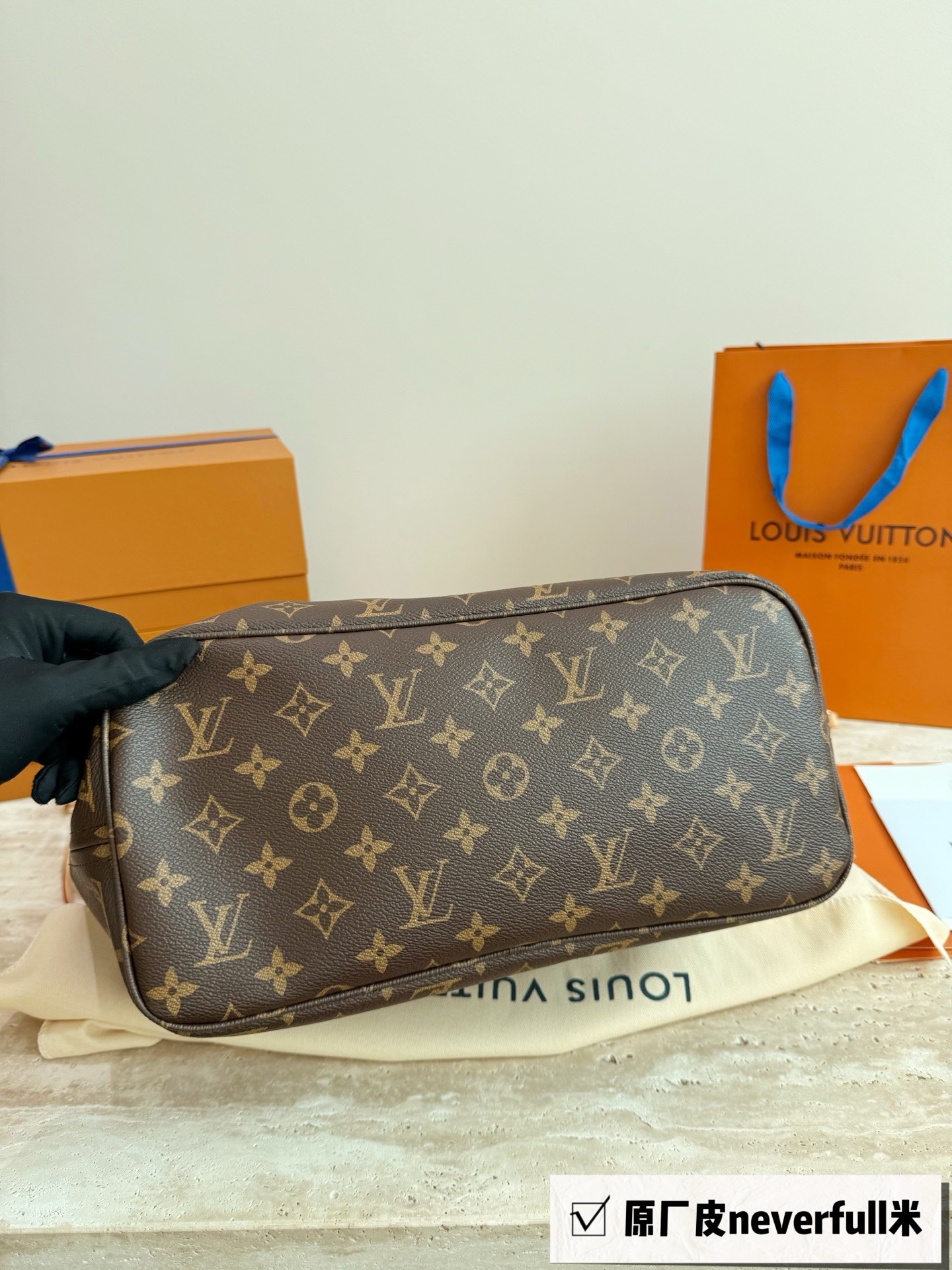 (Louis Vuitton) Neverfull MM Monogram Handbag.