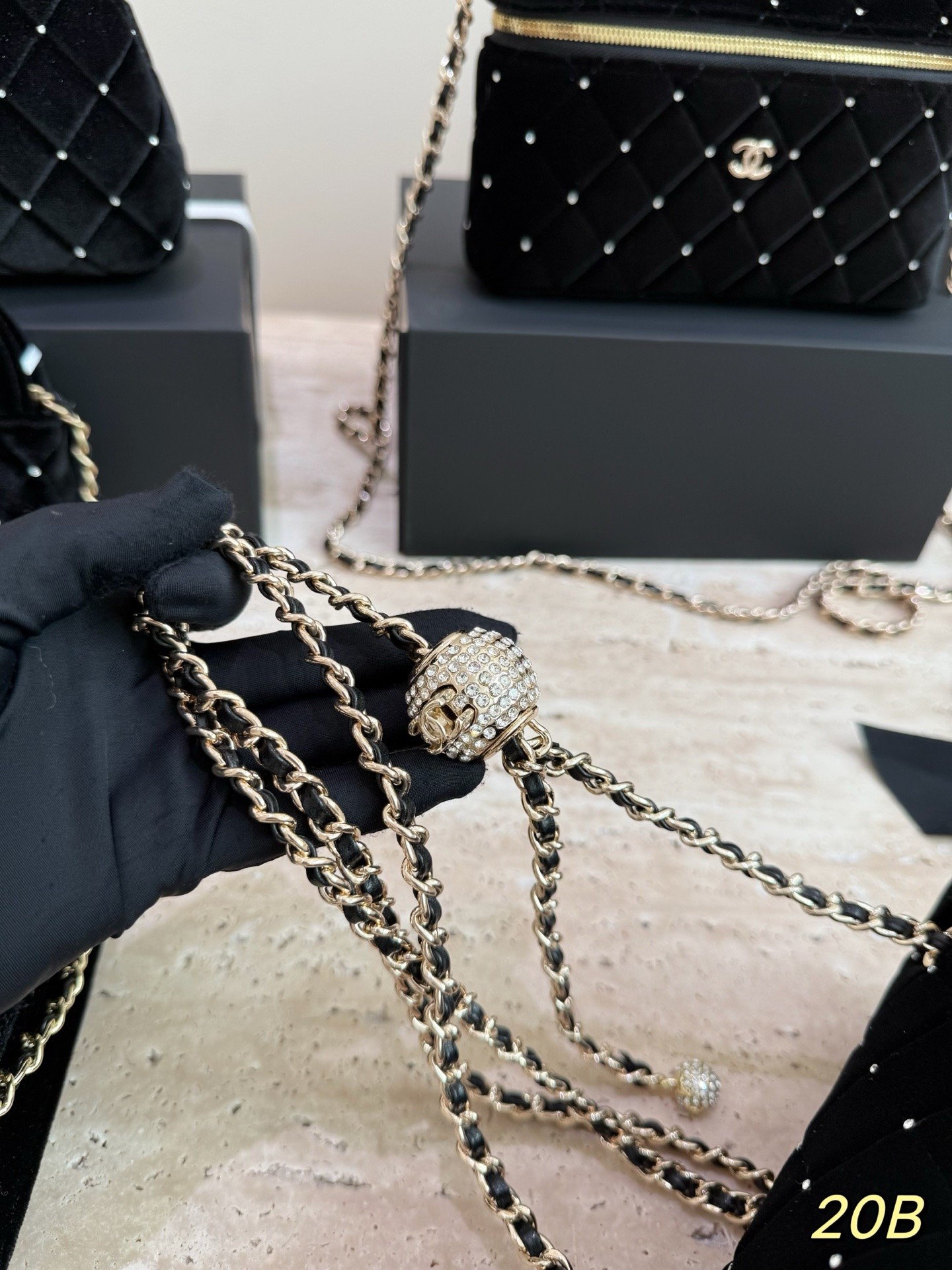 （Chanel）Sac à rabat en velours noir